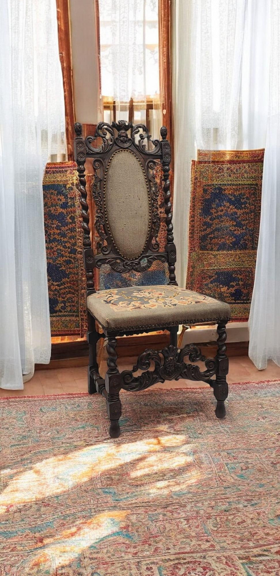 Cette chaise de salle en chêne sculpté de style jacobéen est une pièce intemporelle qui témoigne d'un savoir-faire exquis et d'une grande richesse de détails. Son dossier et son assise recouverts de pointes d'aiguille renforcent son charme