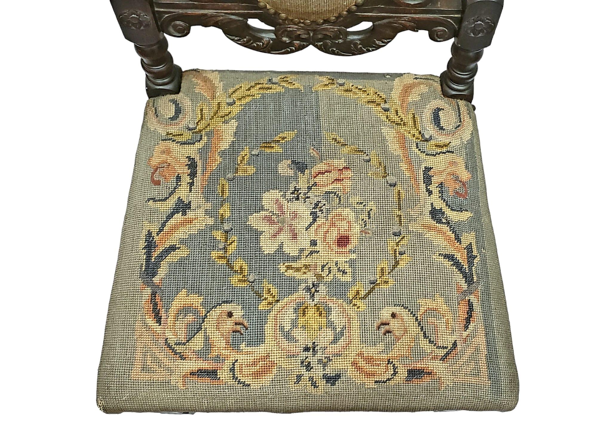 XIXe siècle Chaise de salle du 19e siècle en chêne sculpté à l'aiguille et de style jacobéen en vente