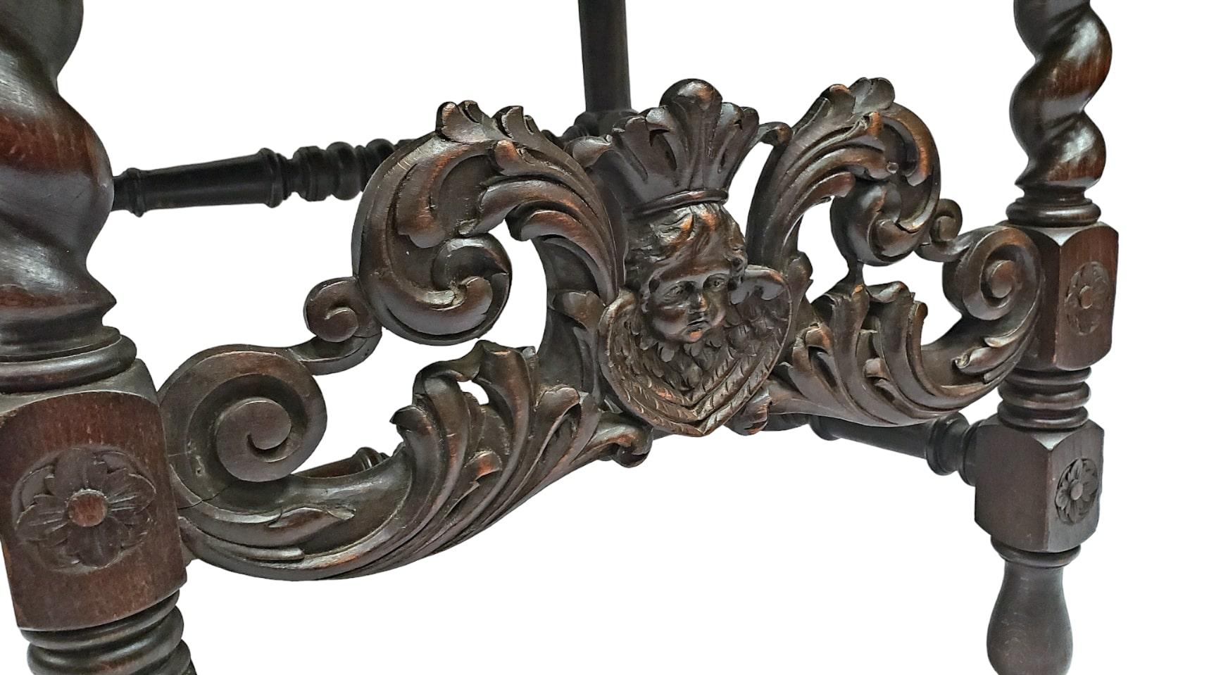 Chaise de salle du 19e siècle en chêne sculpté à l'aiguille et de style jacobéen en vente 1