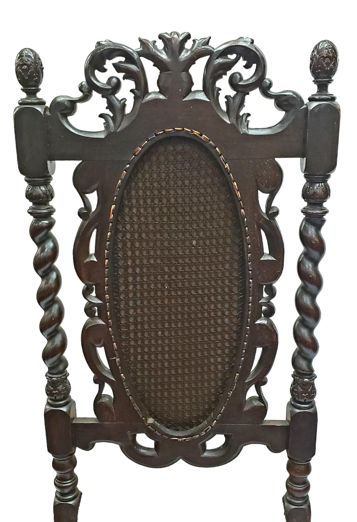 Chaise de salle du 19e siècle en chêne sculpté à l'aiguille et de style jacobéen en vente 3