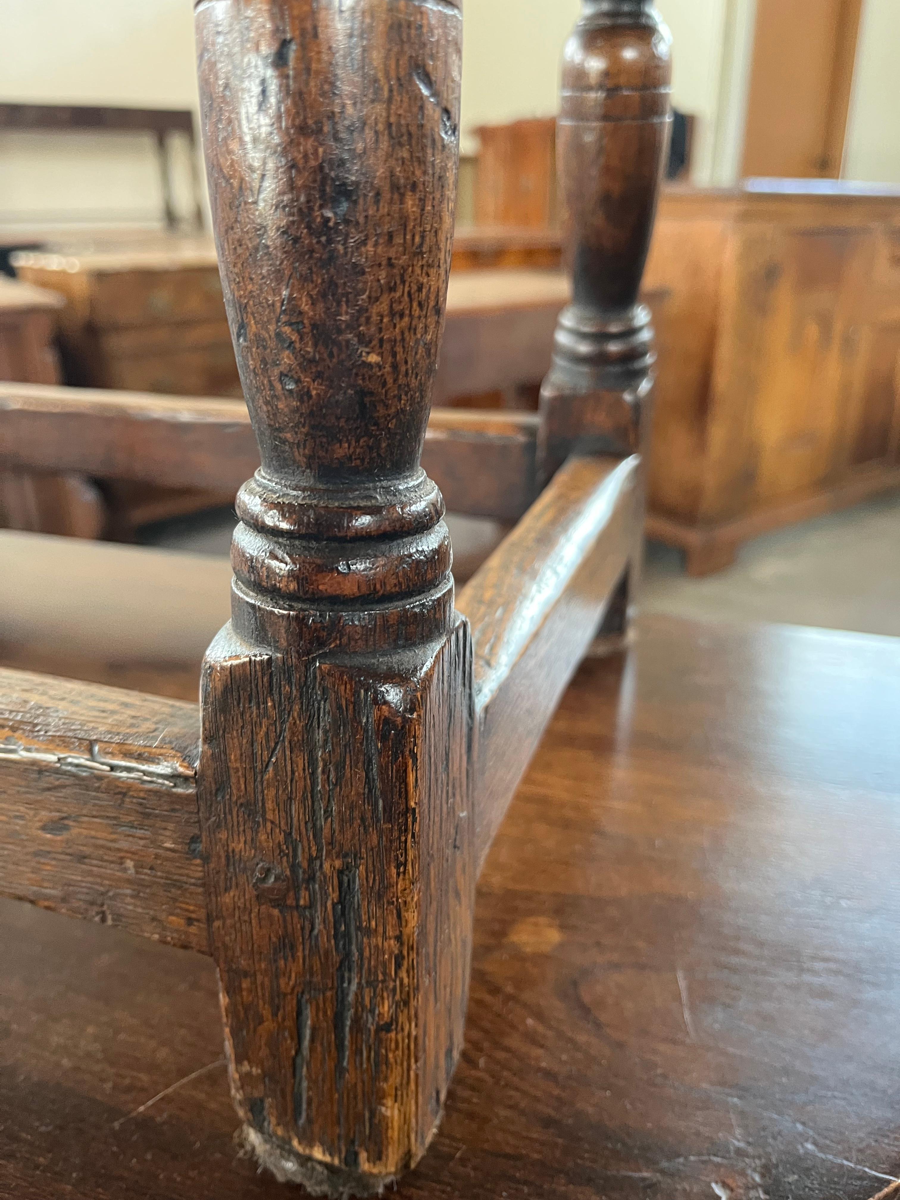 Taburete jacobeo inglés de roble del siglo XIX en venta 3