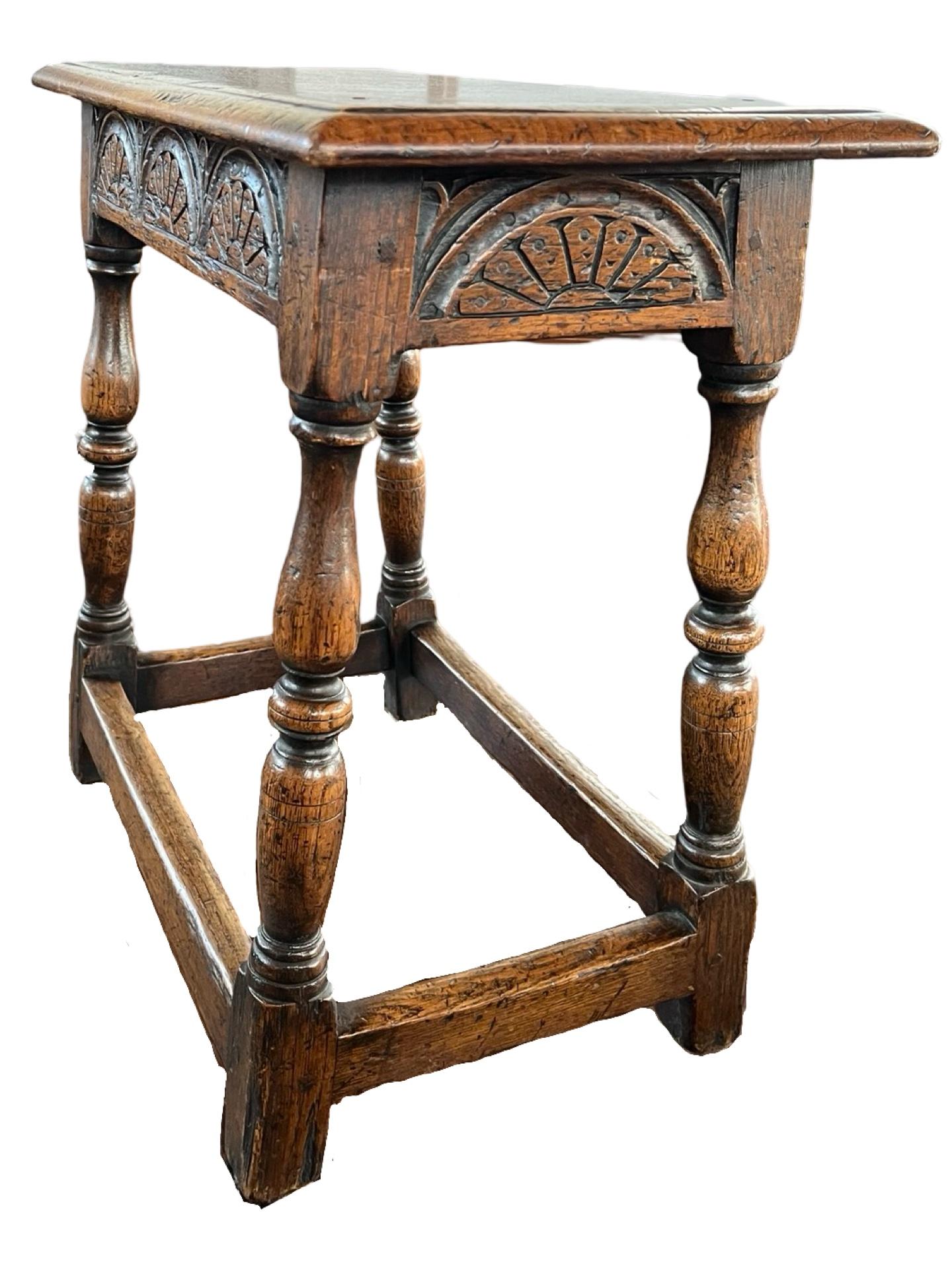 Taburete jacobeo inglés de roble del siglo XIX Jacobino en venta