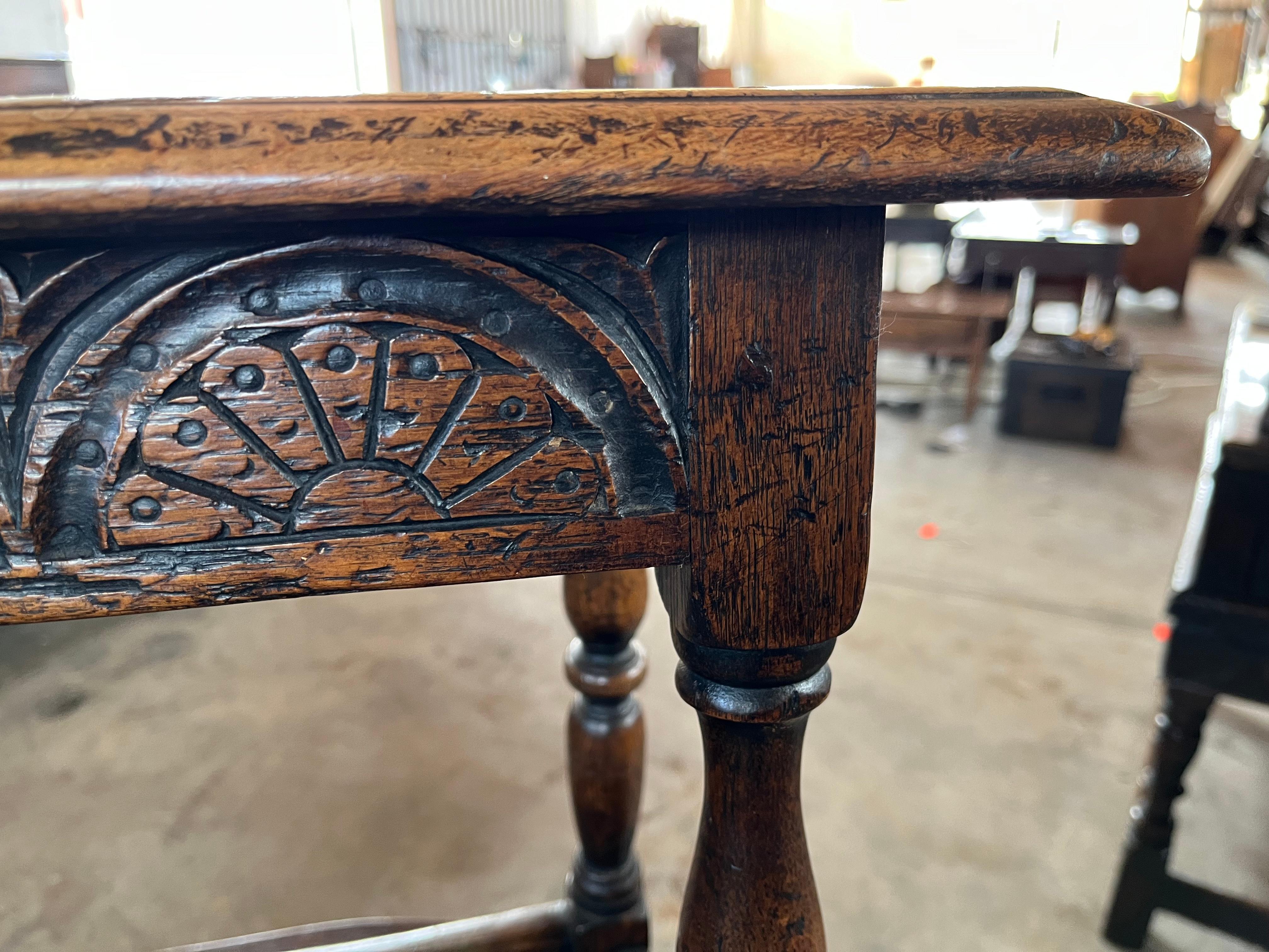 Taburete jacobeo inglés de roble del siglo XIX en venta 1