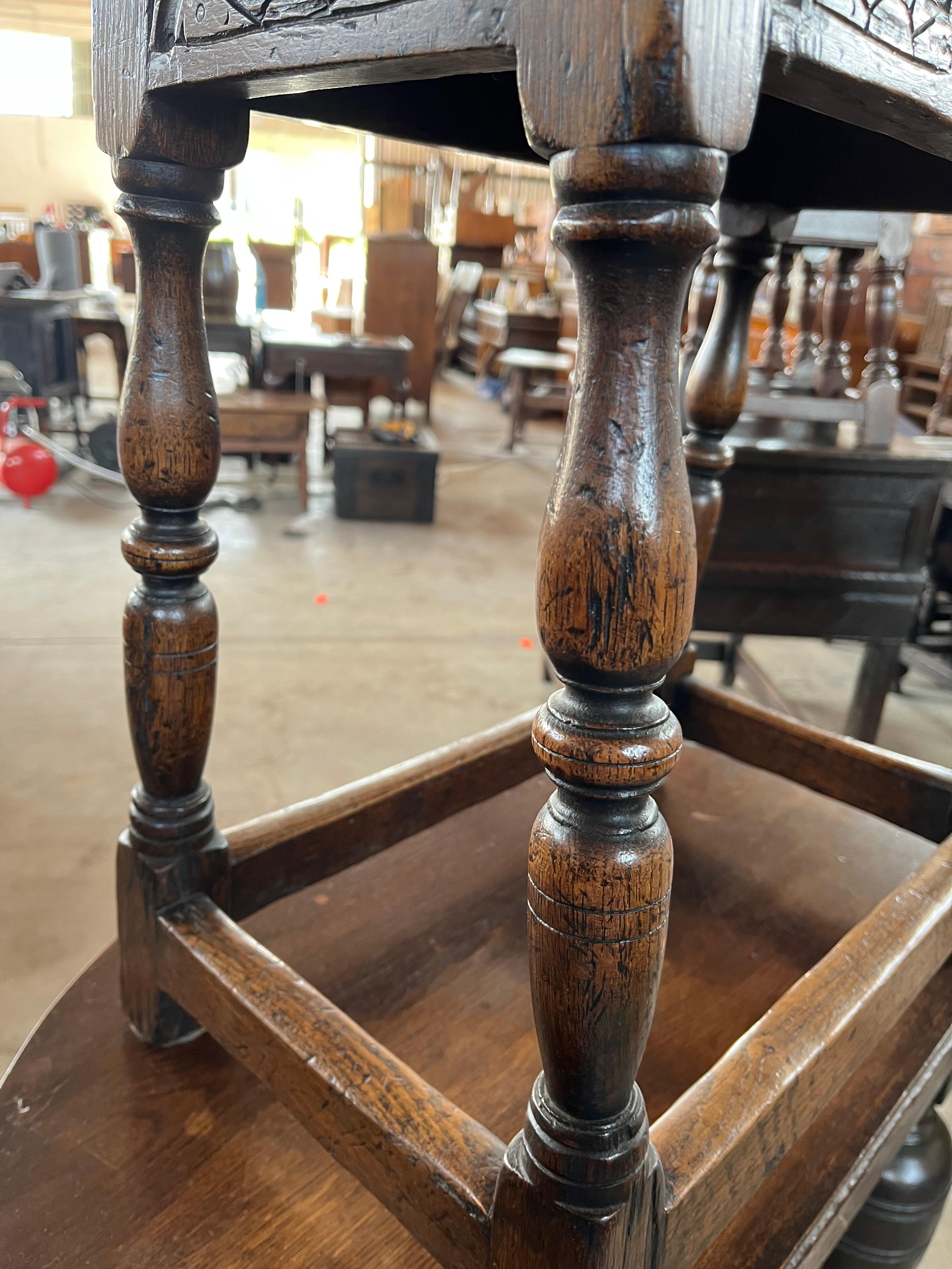 Taburete jacobeo inglés de roble del siglo XIX en venta 2