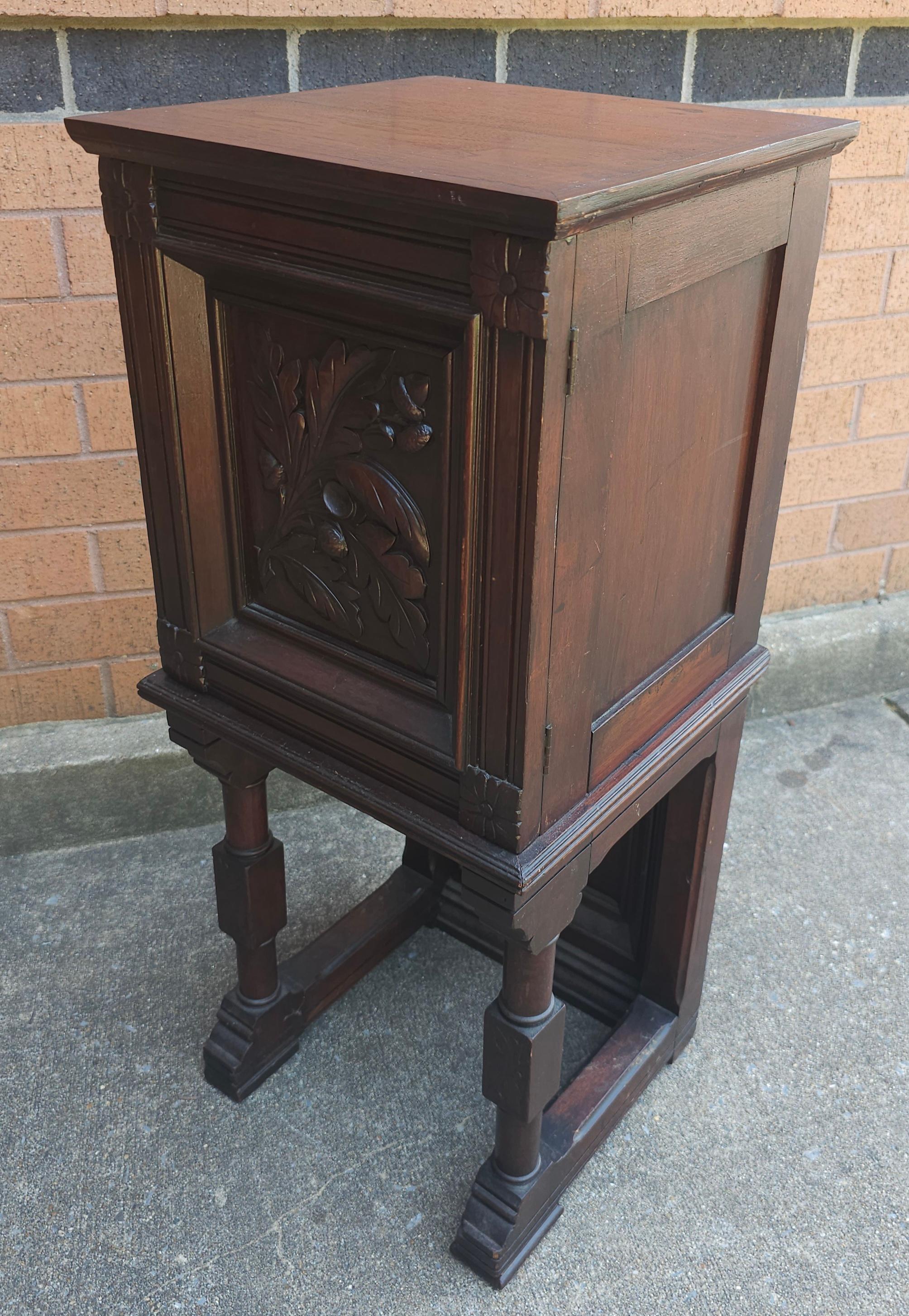 Noyer Table d'appoint en noyer sculpté du XIXe siècle, de style Jacobean en vente