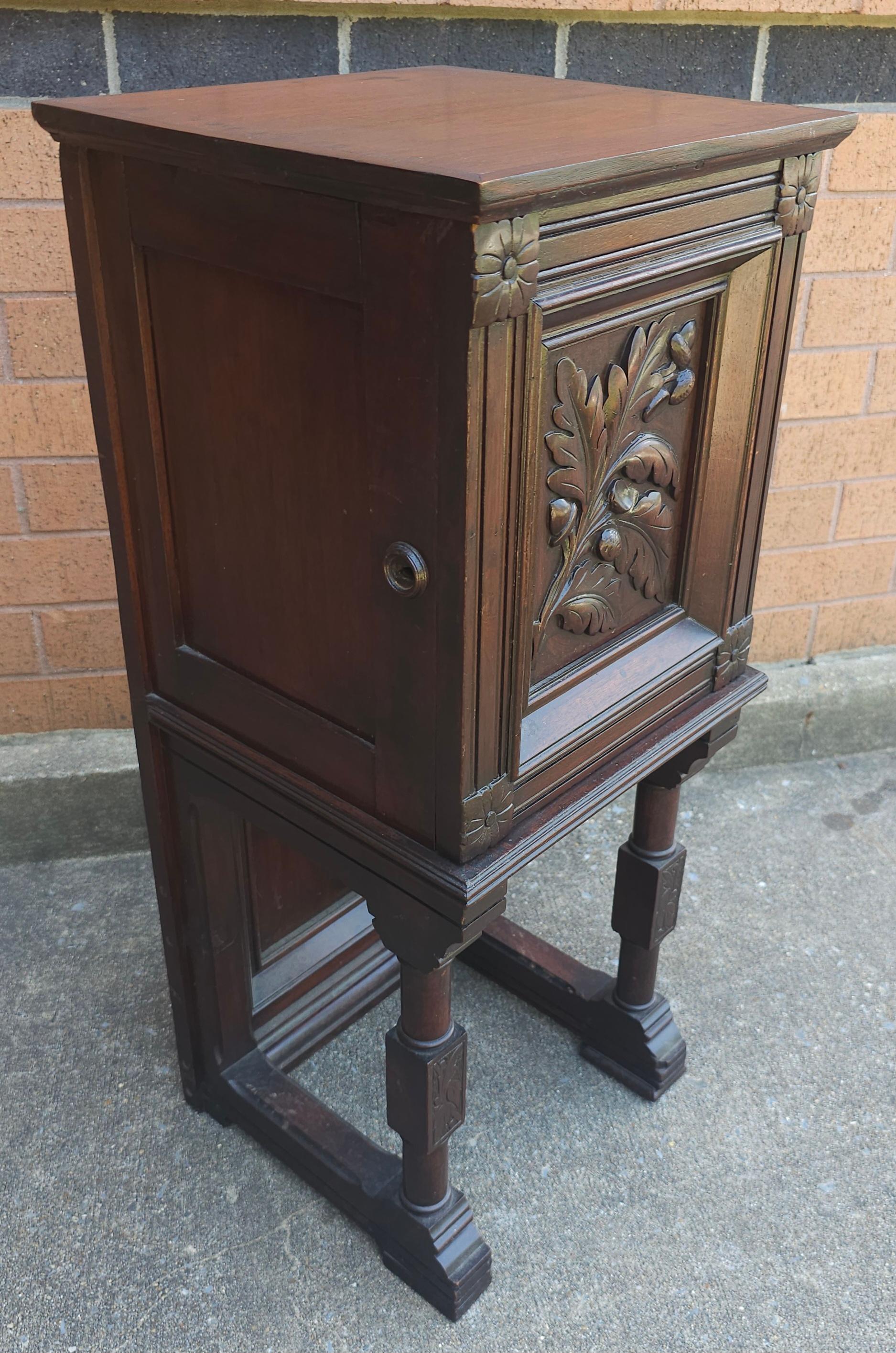 Table d'appoint en noyer sculpté du XIXe siècle, de style Jacobean en vente 1