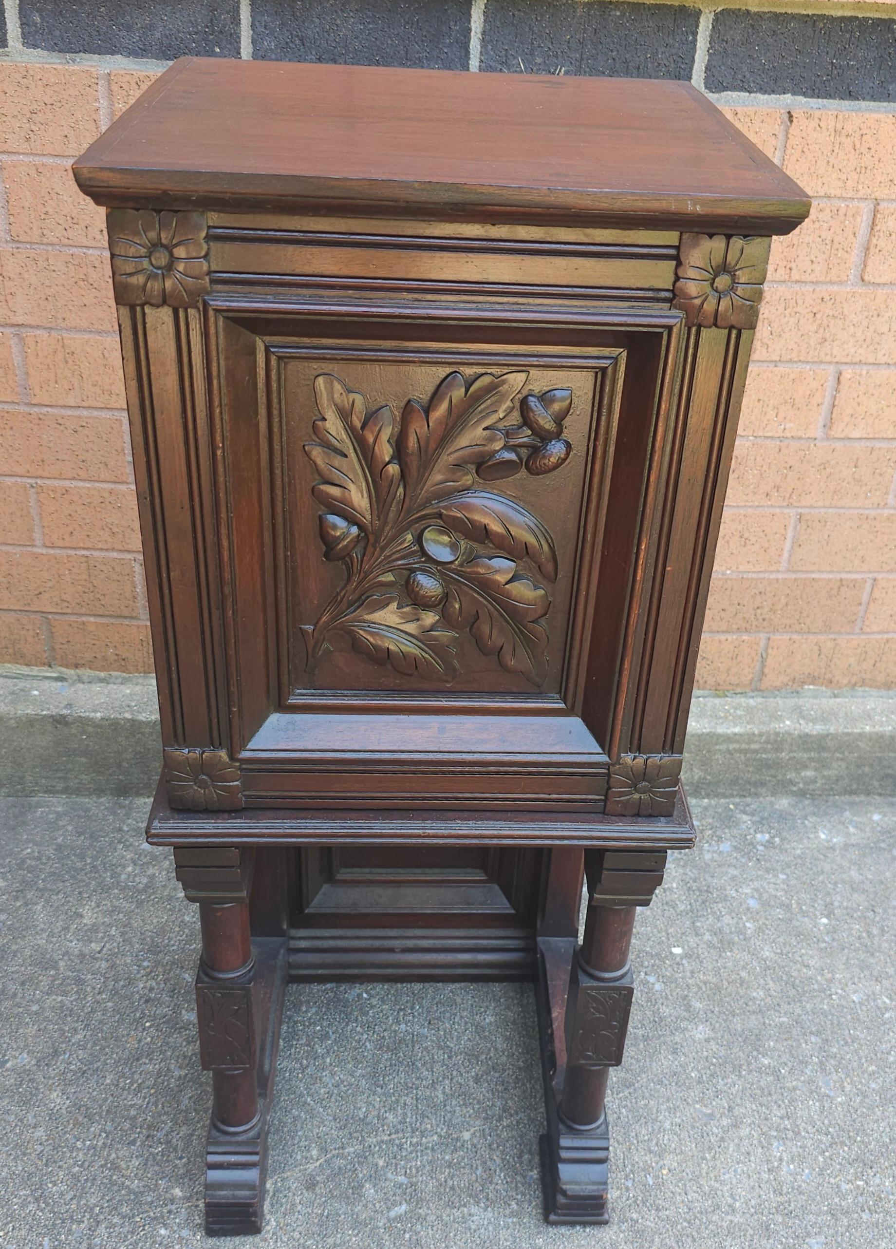 Table d'appoint en noyer sculpté du XIXe siècle, de style Jacobean en vente 2