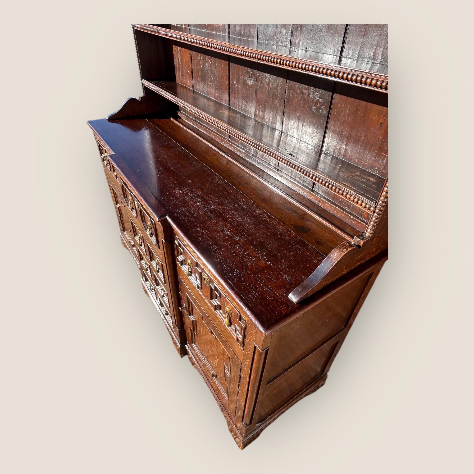 Intagliato Comò in stile giacobiano del XIX secolo in Oak in vendita