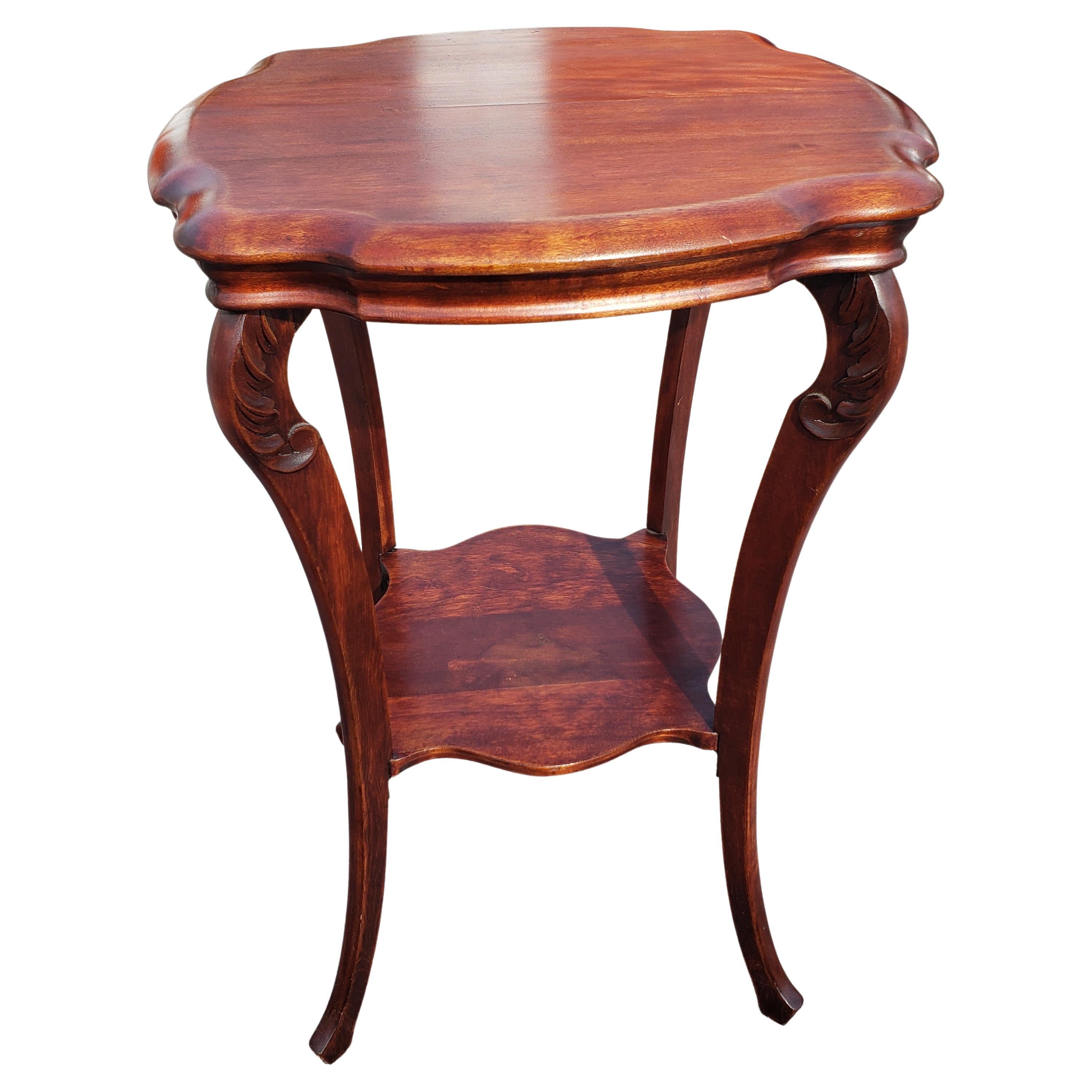 Sehr gut erhaltener 1800er Jamestown Mahagoni Tisch mit zwei Ebenen in sehr gutem Zustand.
Der Boden wurde für mehr Stabilität verstärkt. 
Maße: 20