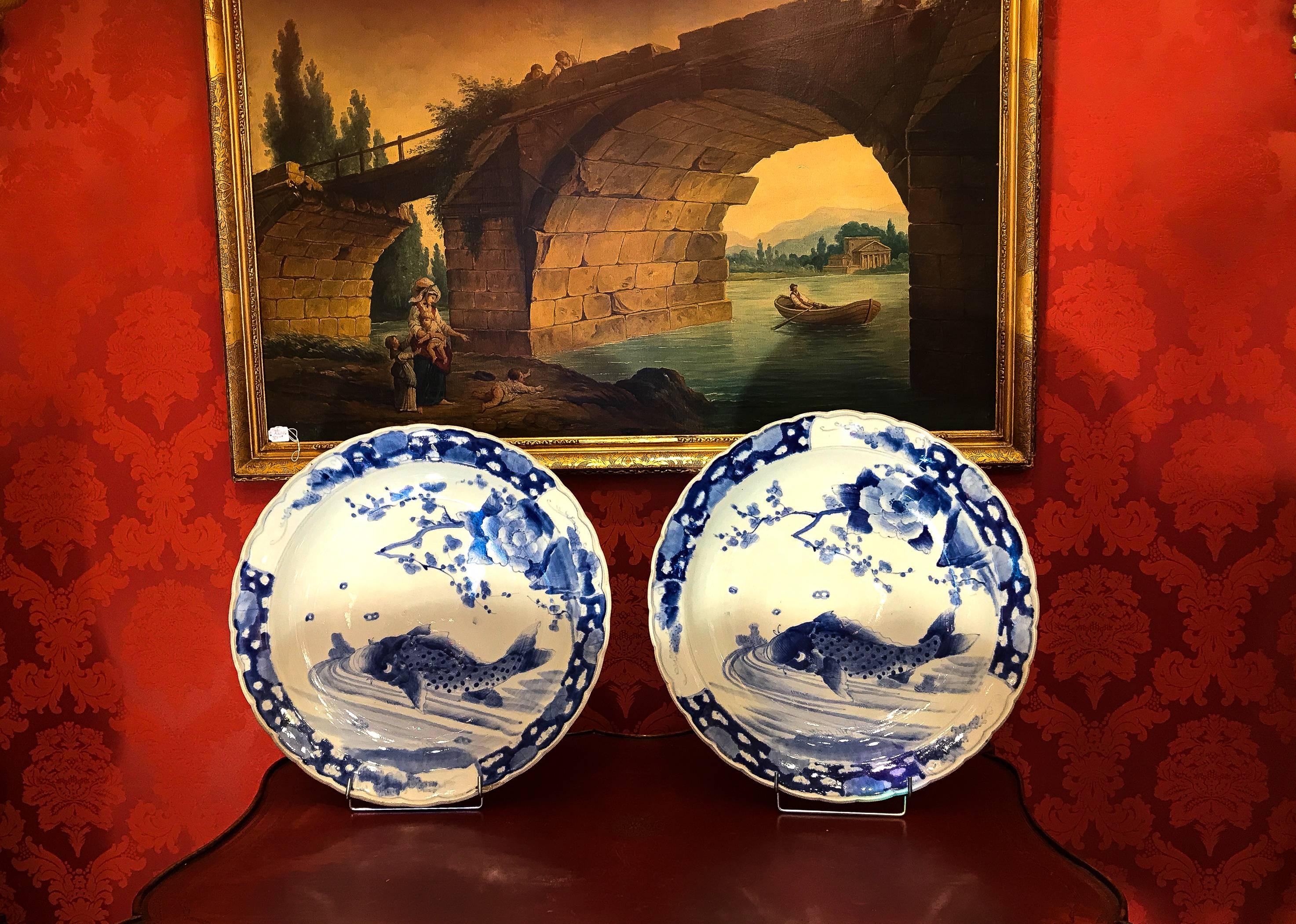 A magnificent large pair of 19th century Japan porcelain dishes, depicting Koï carps in hand painted in underglaze blue cobalt color.
Beautiful work by Arita porcelain manufactures, probably Meiji period, mid-19th century.

Measurment: Diameter