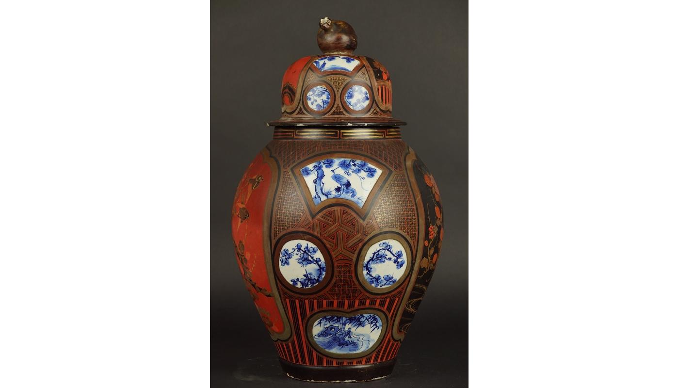 19th Century Japan Ceramic Laka Vase with Lid 8