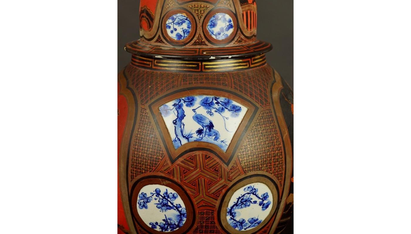 A closed vase with an arched lid with a round cross section
Place setting topped with a pin. An interesting program closed in the type of horror vacui. Most of the dishes were covered with lacquer. On the belly, two large fields with birds in the