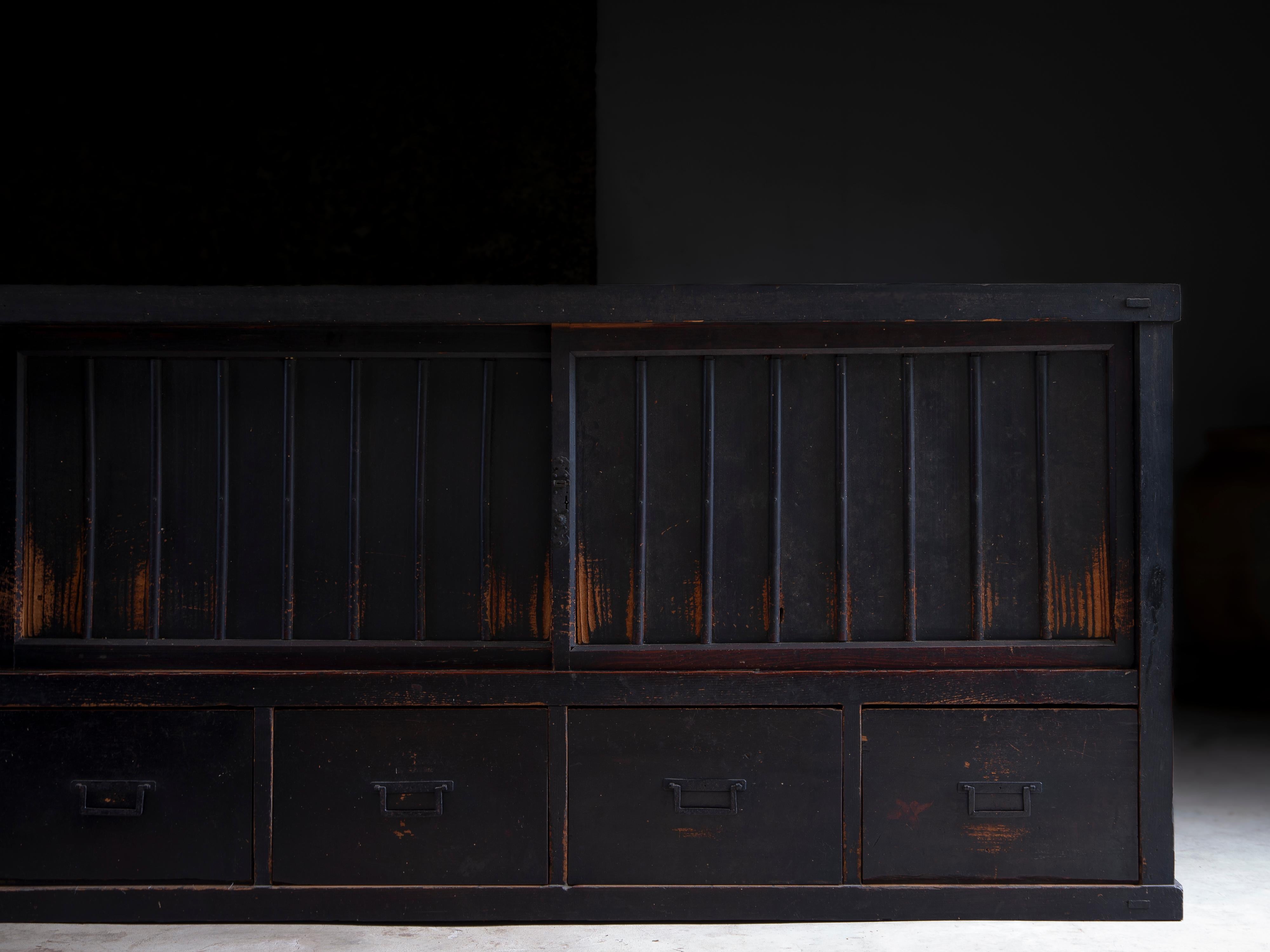 19. Cen. Edo Japanische 2-stöckige große schwarze Mizuya Tansu, wabi sabi Küchentruhen im Angebot 5