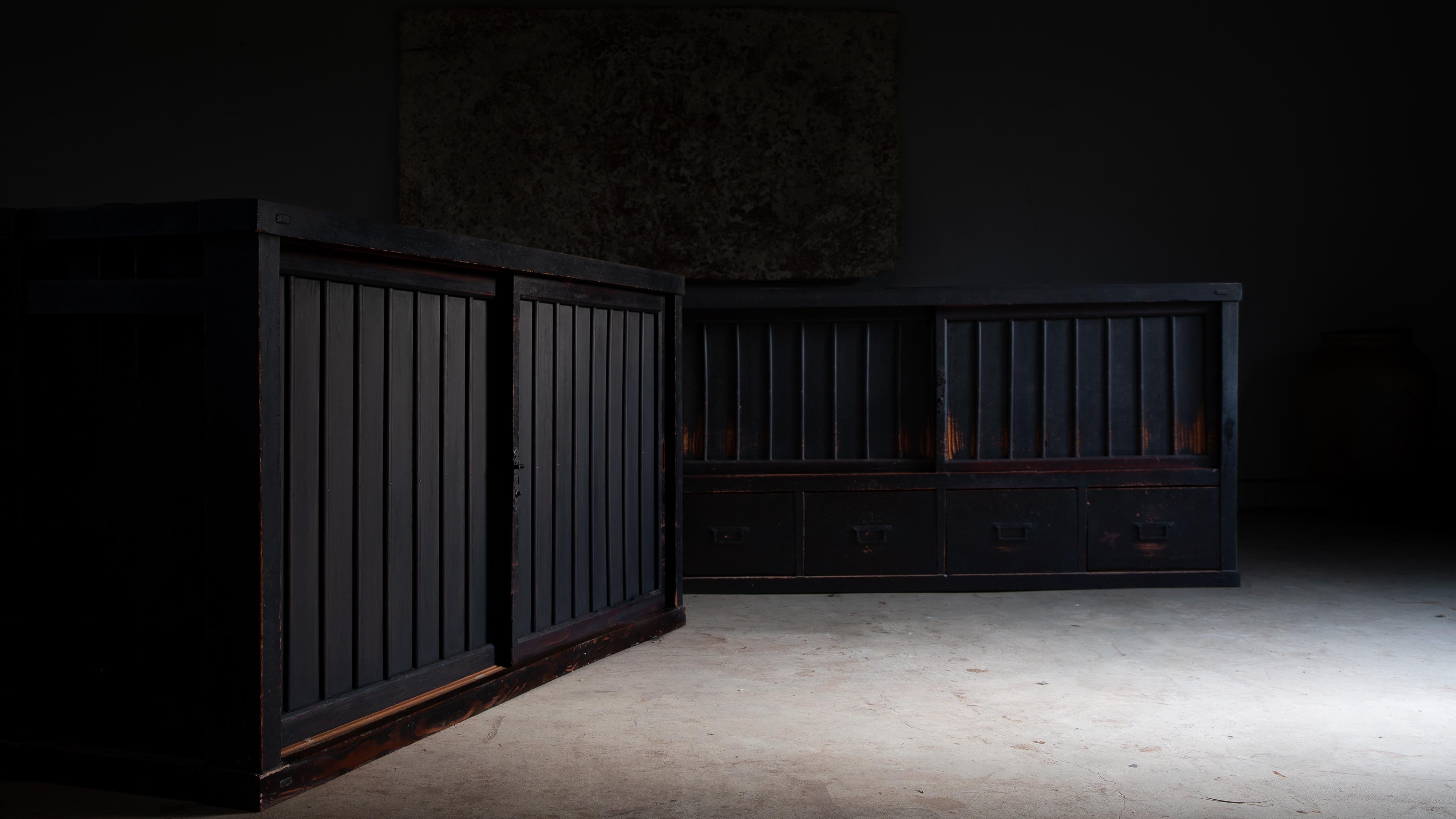 19. Cen. Edo Japanische 2-stöckige große schwarze Mizuya Tansu, wabi sabi Küchentruhen im Angebot 4