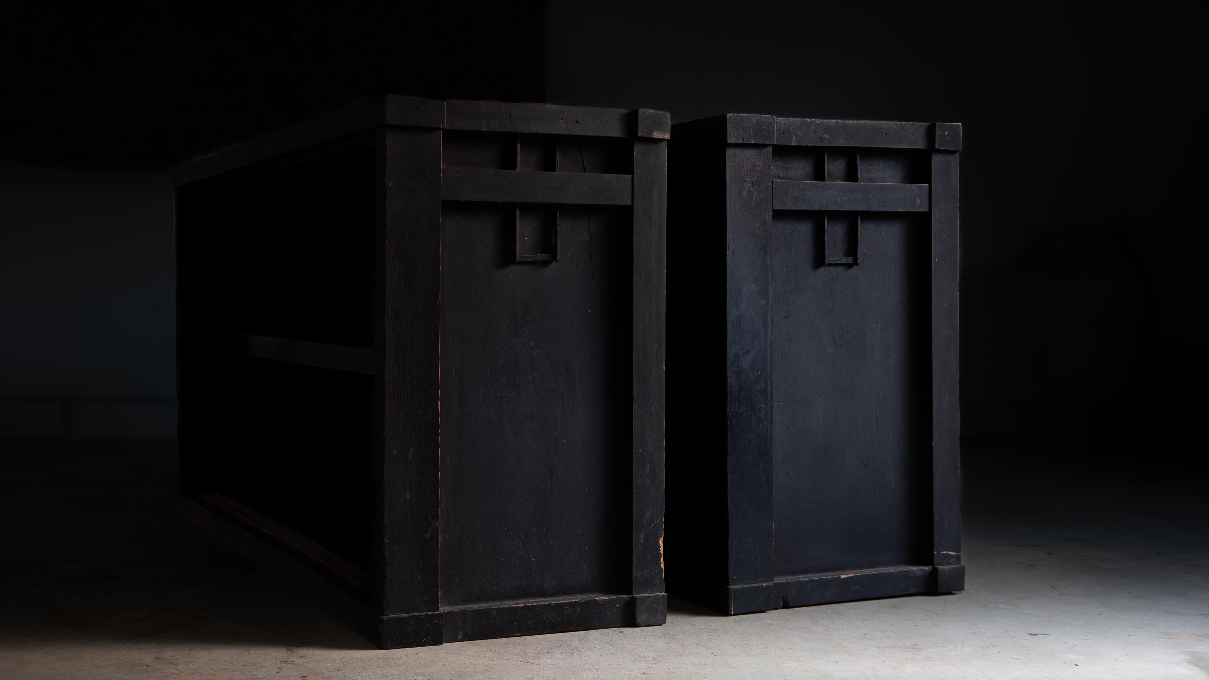 19. Cen. Edo Japanische 2-stöckige große schwarze Mizuya Tansu, wabi sabi Küchentruhen im Angebot 6