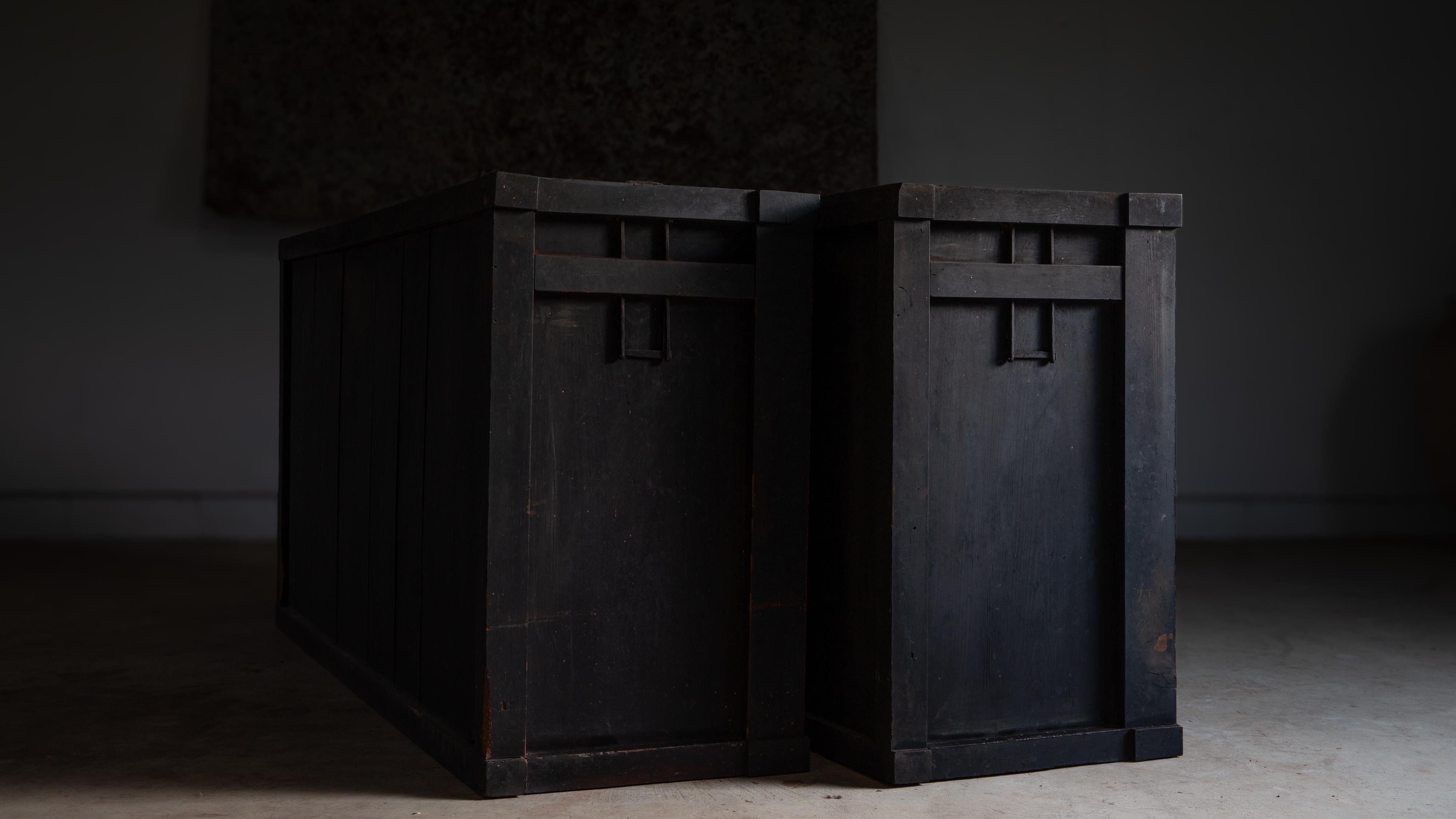 19. Cen. Edo Japanische 2-stöckige große schwarze Mizuya Tansu, wabi sabi Küchentruhen im Angebot 7