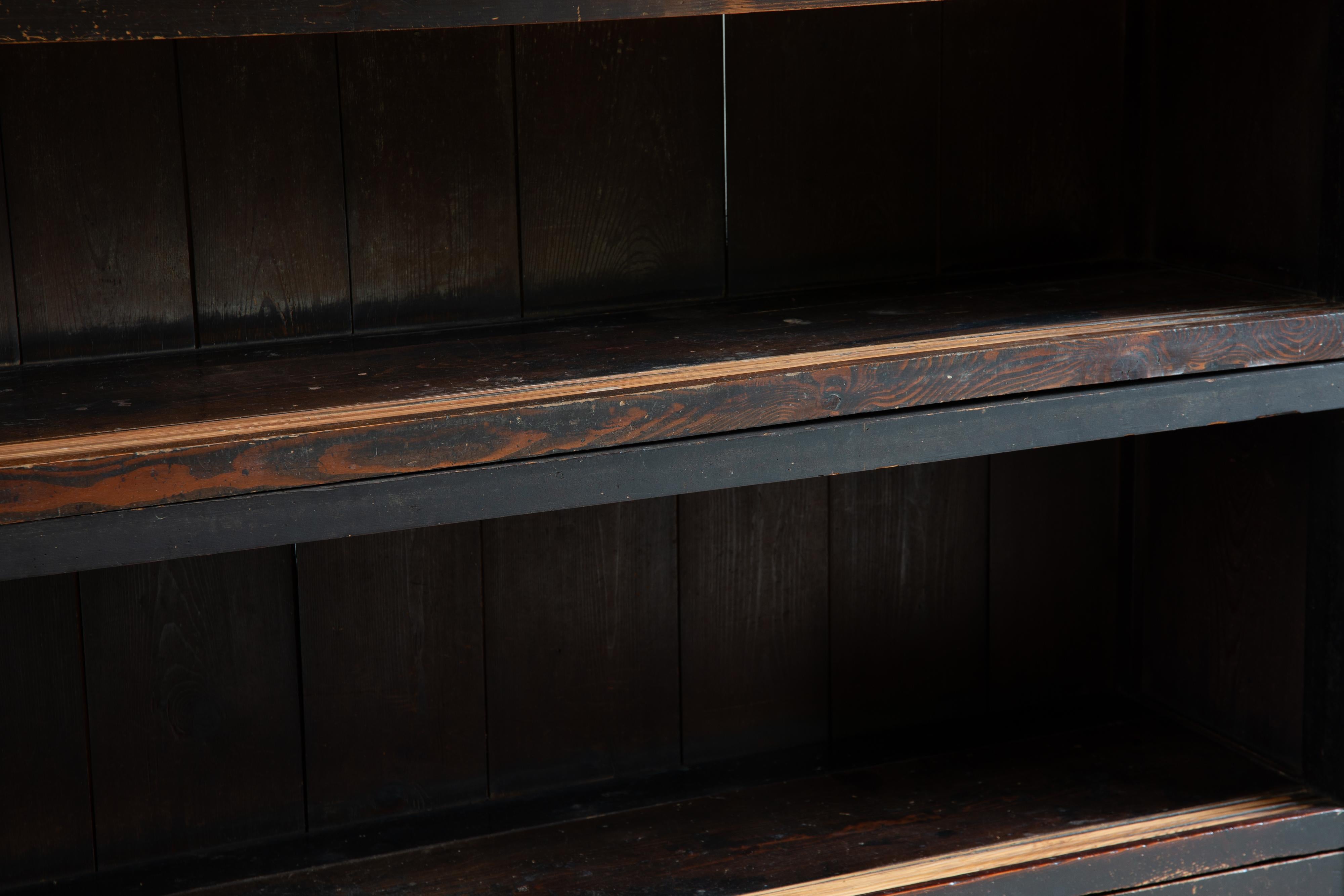 19. Cen. Edo Japanische 2-stöckige große schwarze Mizuya Tansu, wabi sabi Küchentruhen im Angebot 11