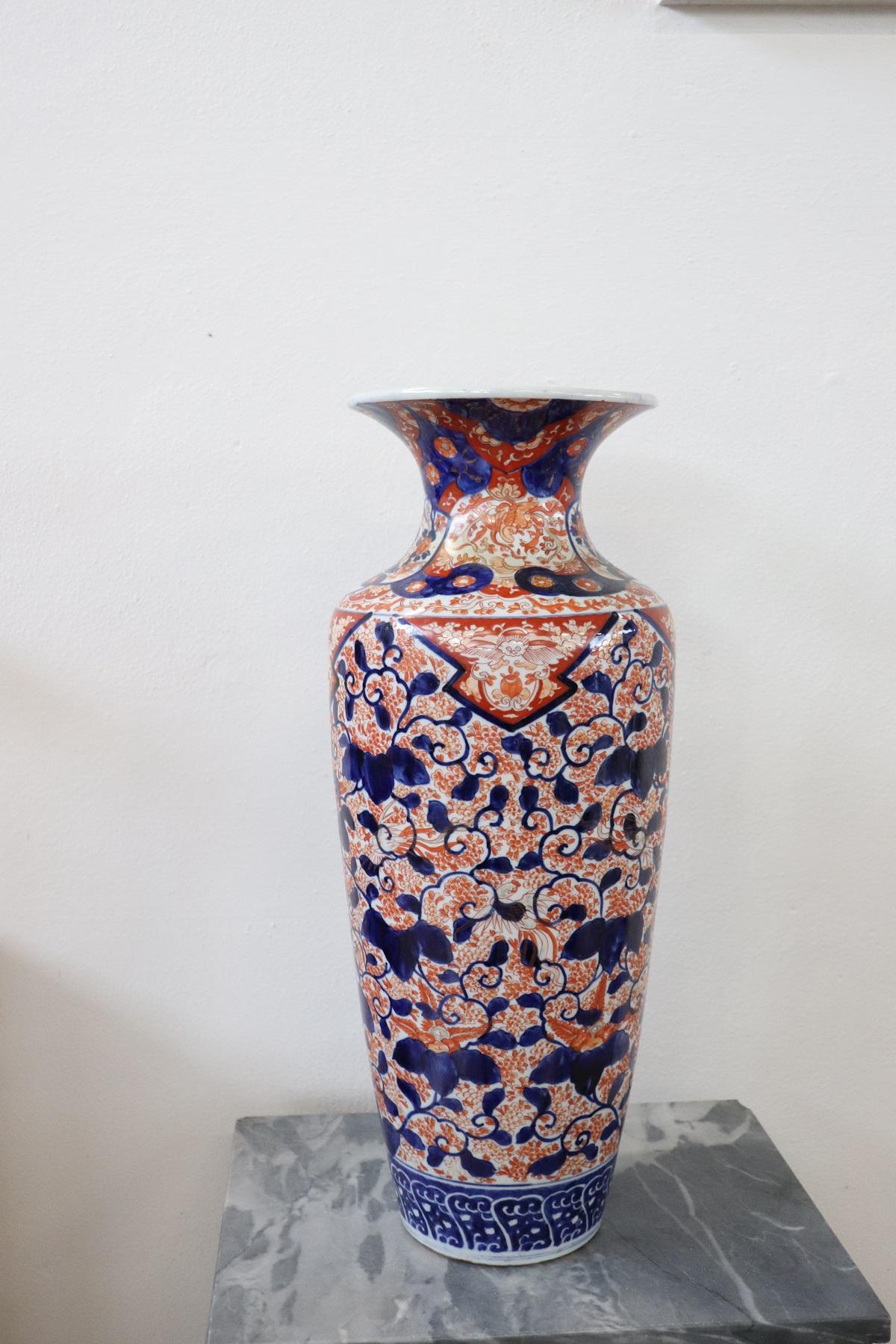 Refined polychrome porcelain large vase Japanese 19th century. Beautiful Imari decoration. Ideal for decorating an Asian style home. Present restoration on the neck.