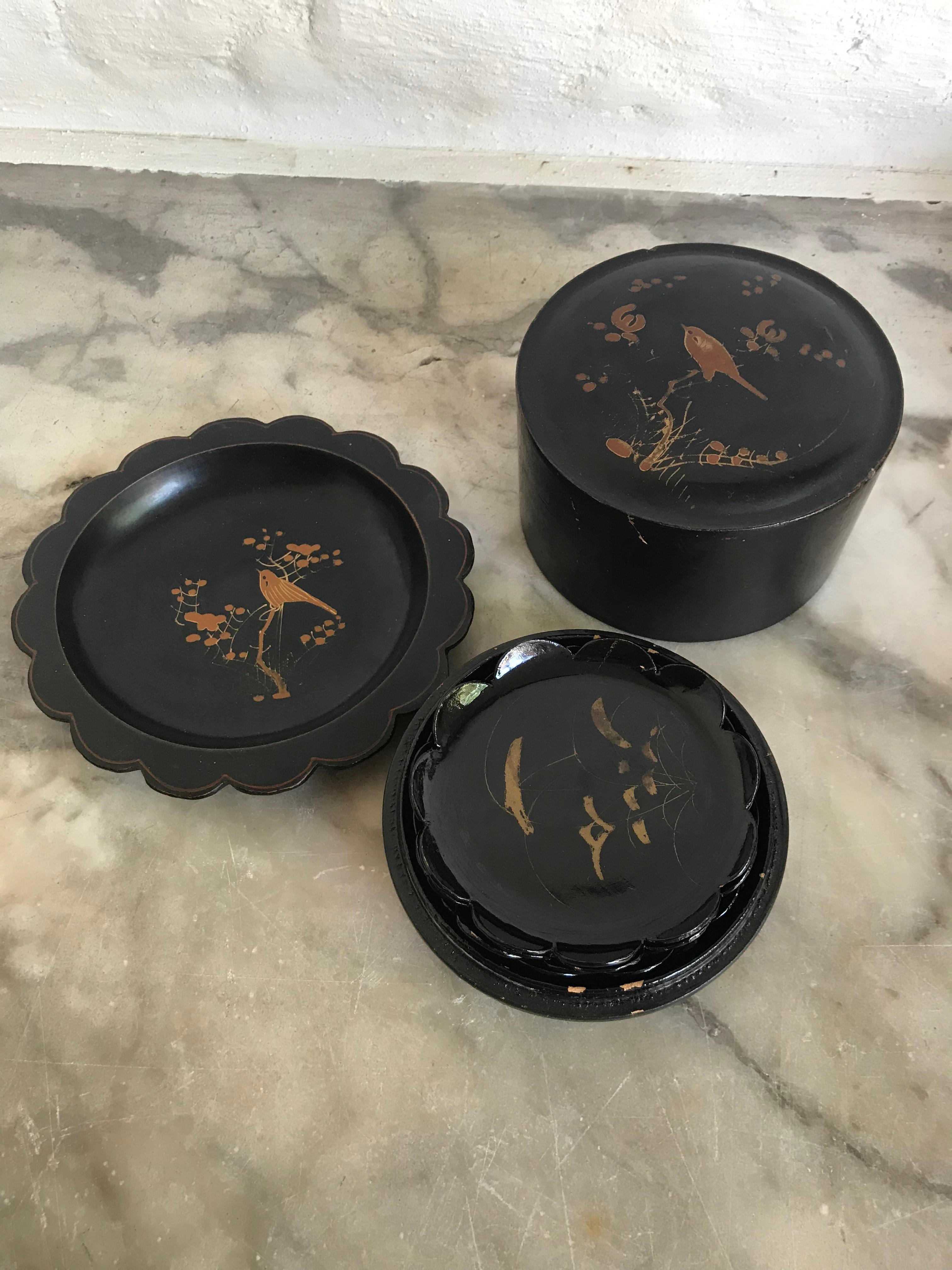 Mid-19th Century 19th Century Japanese Black Lacquered Box with Sauce Dishes For Sale