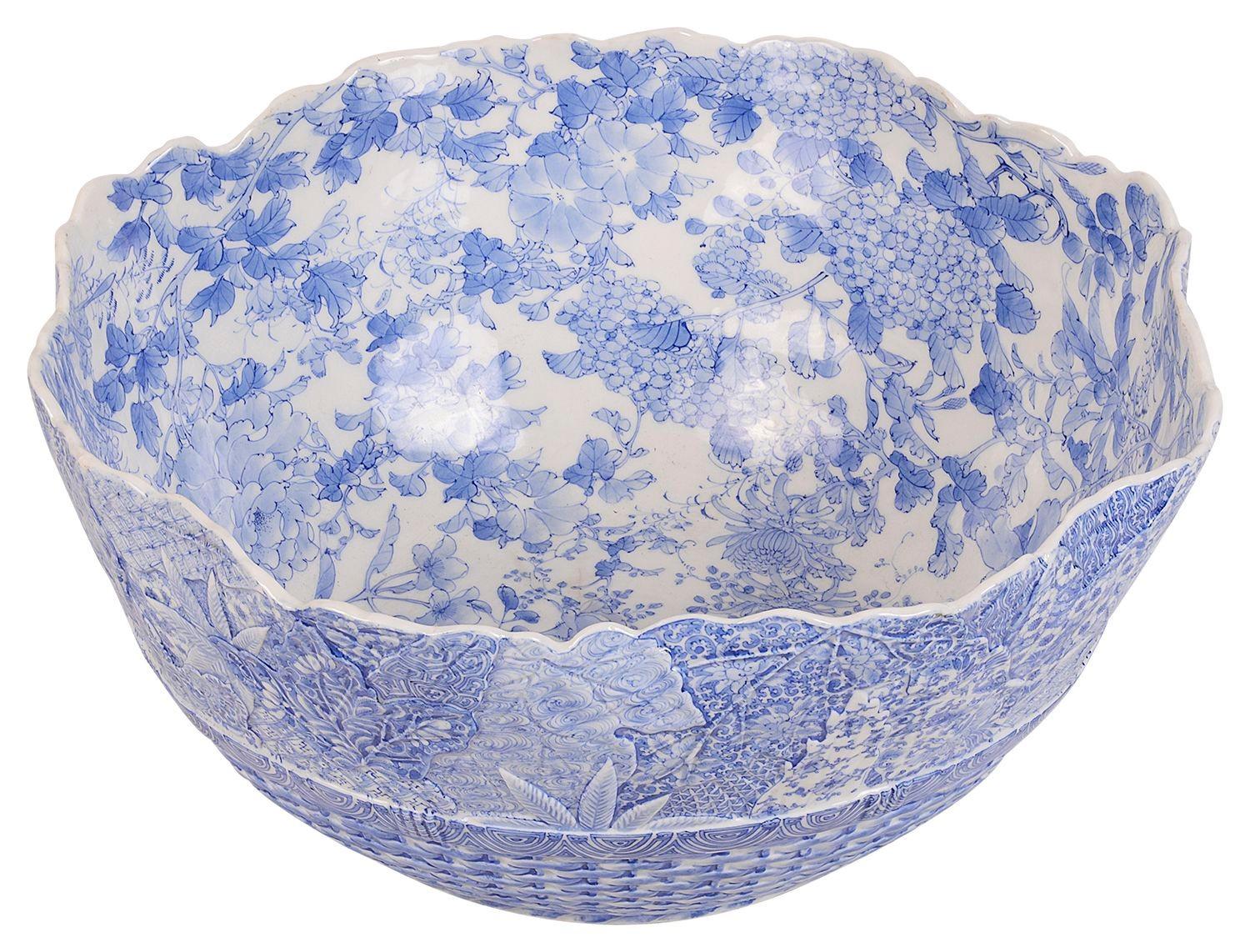A very good quality late 19th century Meiji period Japanese Blue and White bowl, having hand painted exotic flowers inside and out with basket weave pattern to the base. Signed to the base.
 
 
Batch 72 61866. DUKZN.