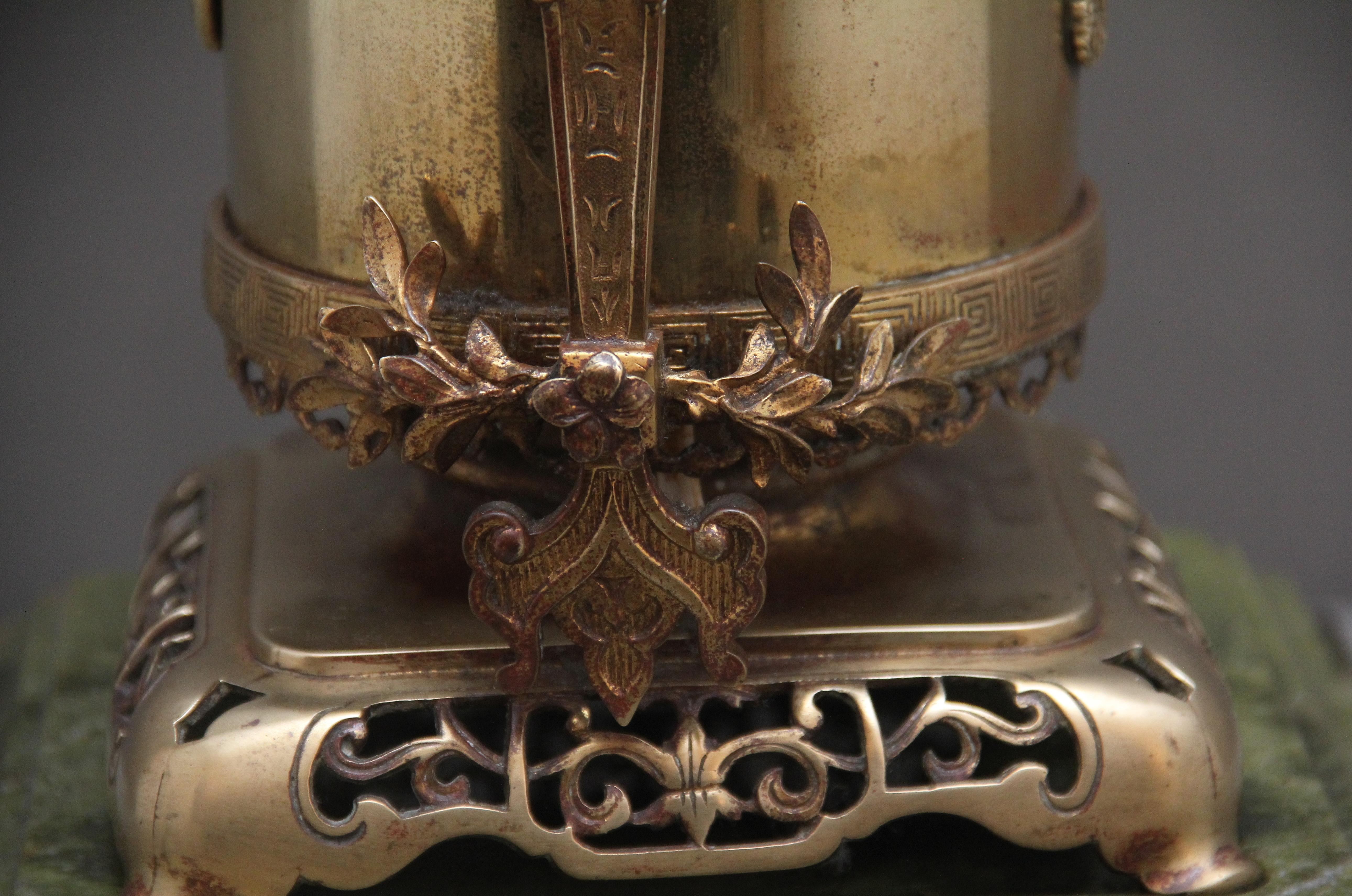 Lampe de table japonaise en laiton du 19e siècle en vente 4