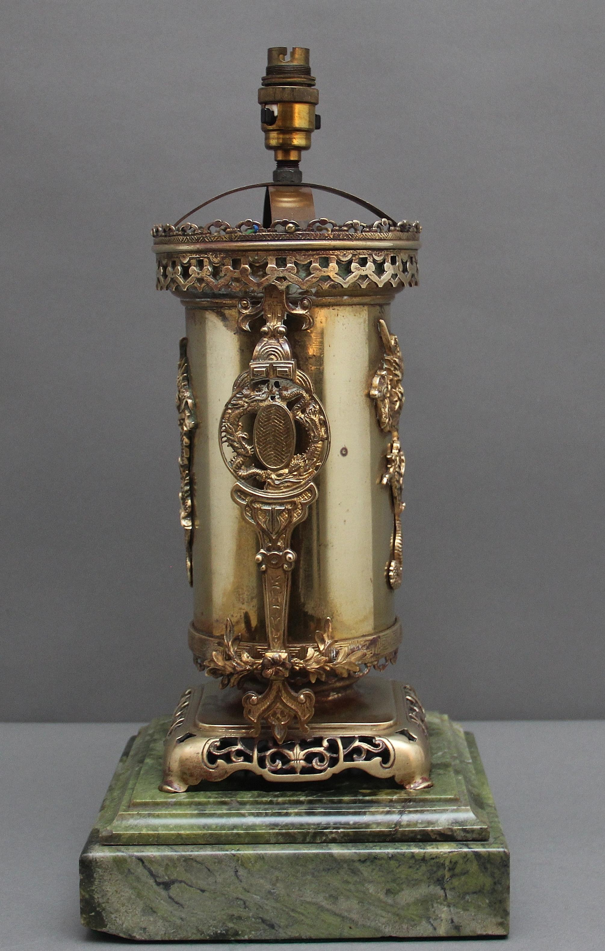 Britannique Lampe de table japonaise en laiton du 19e siècle en vente