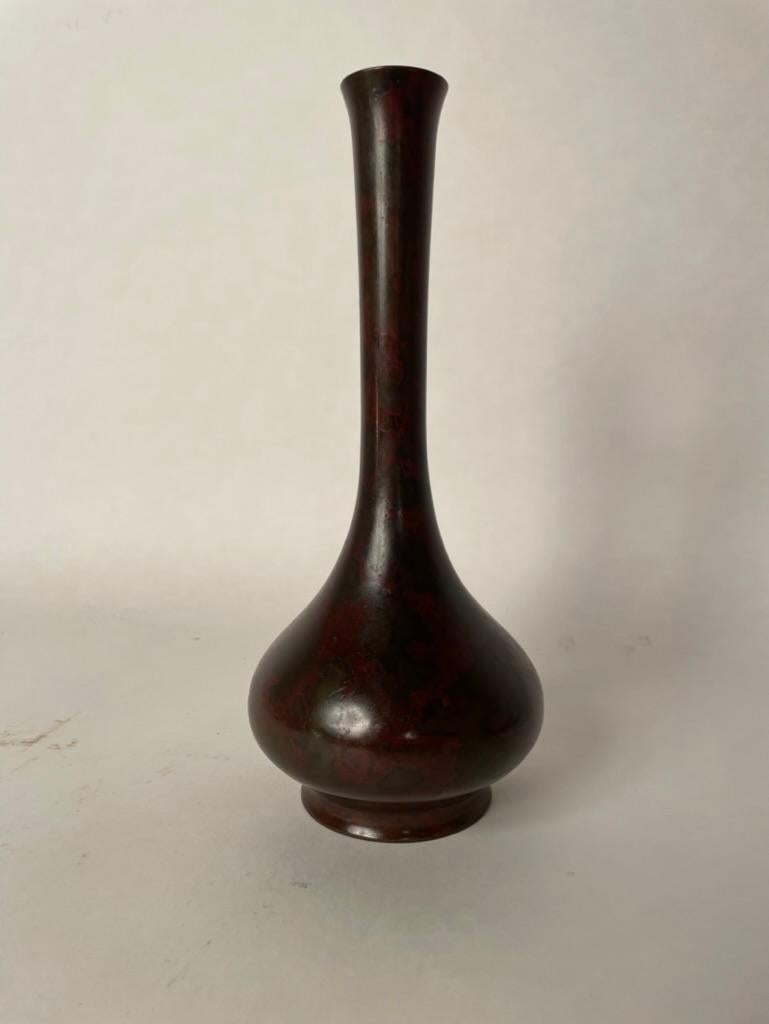 A nice size Japanese bronze vase of timeless form with a wonderful variegated patina in deep wine red and chocolate brown. Perfect for a single flower or small bouquet, or as a cabinet or table top decoration with a classic silhouette and