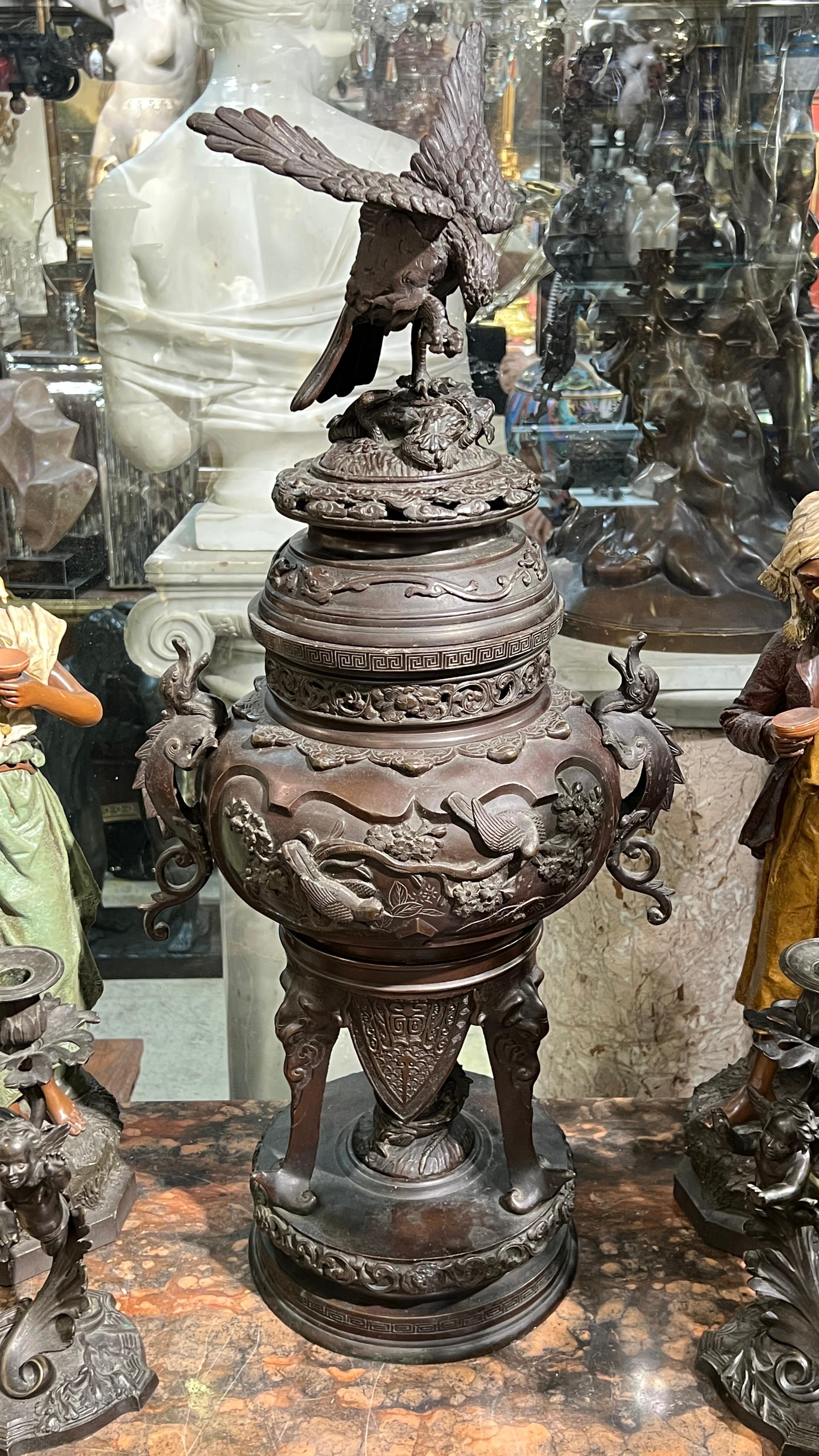 Este gran incensario (quemador de incienso) antiguo (finales del siglo XIX) de bronce patinado del periodo Meiji mide 32,5 por 14 por 10 pulgadas y presenta detalles finamente fundidos, como un remate con un águila que roba la presa a una serpiente