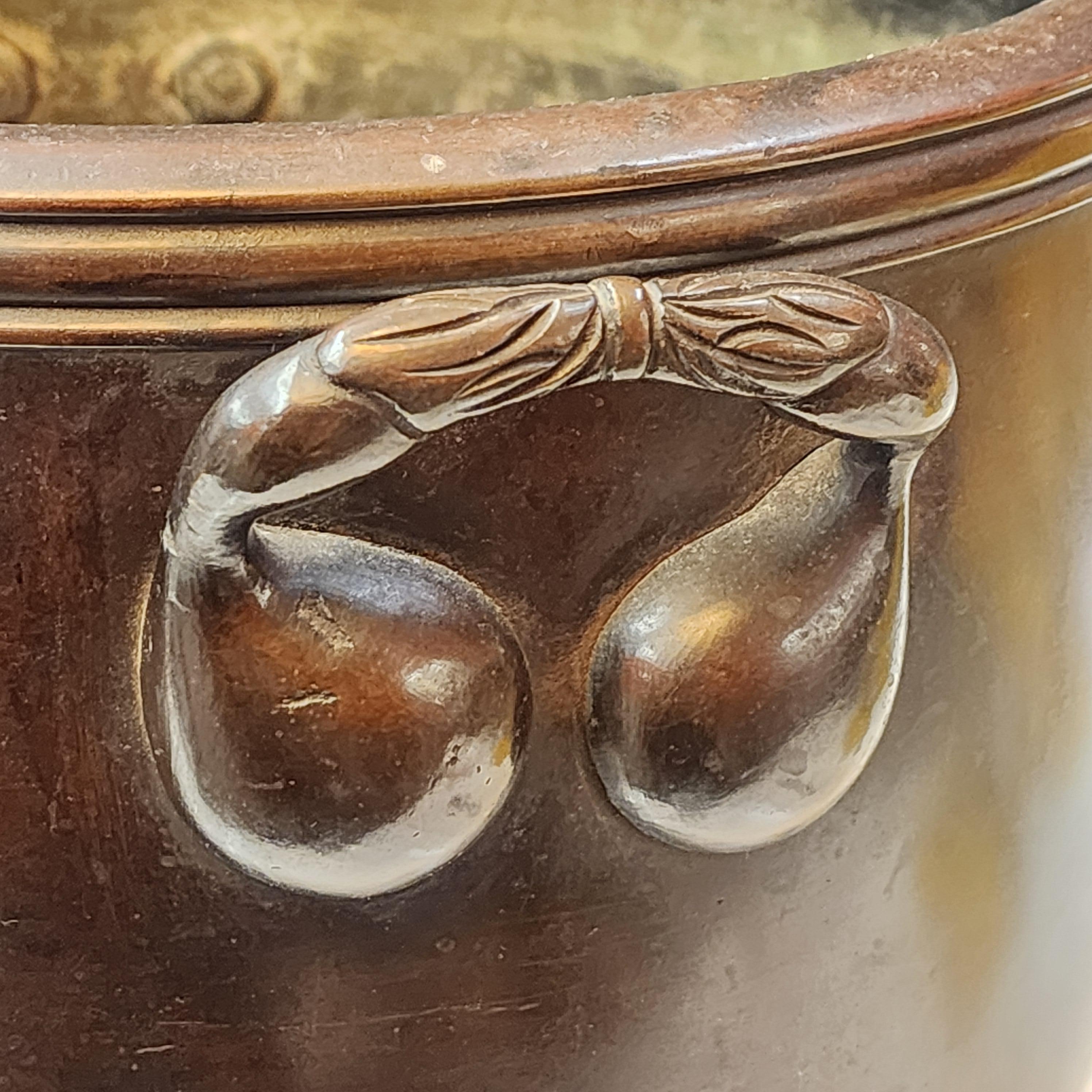 19th century Japanese Bronze Hibachi or cache pot In Good Condition For Sale In Kilmarnock, VA
