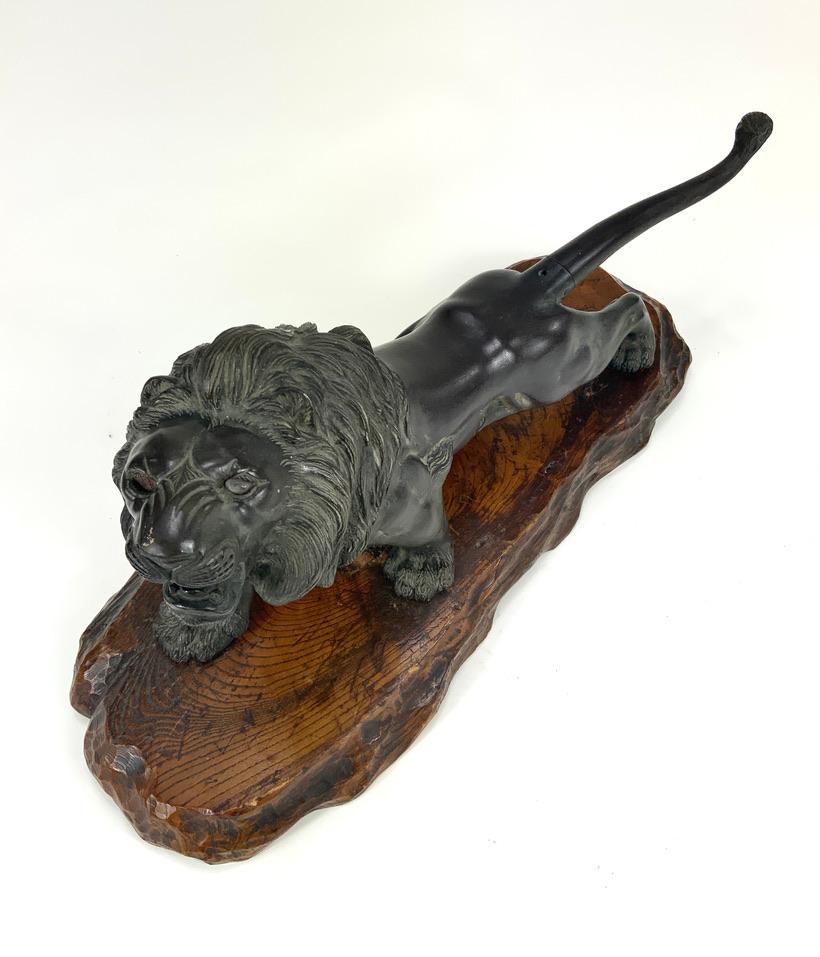 19th Century Japanese Bronze Lion Meiji Period on Wood Base Signed For Sale 4