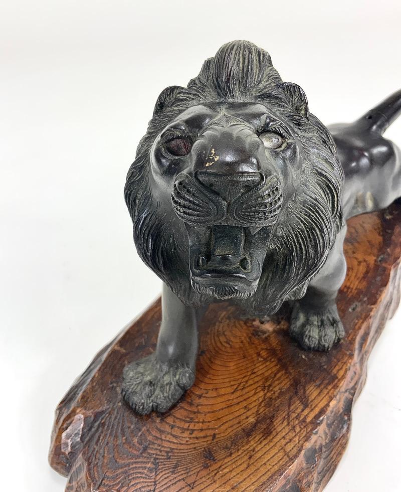 Le lion japonais du 19ème siècle en bronze de la période Meiji sur socle en bois signé en vente 2