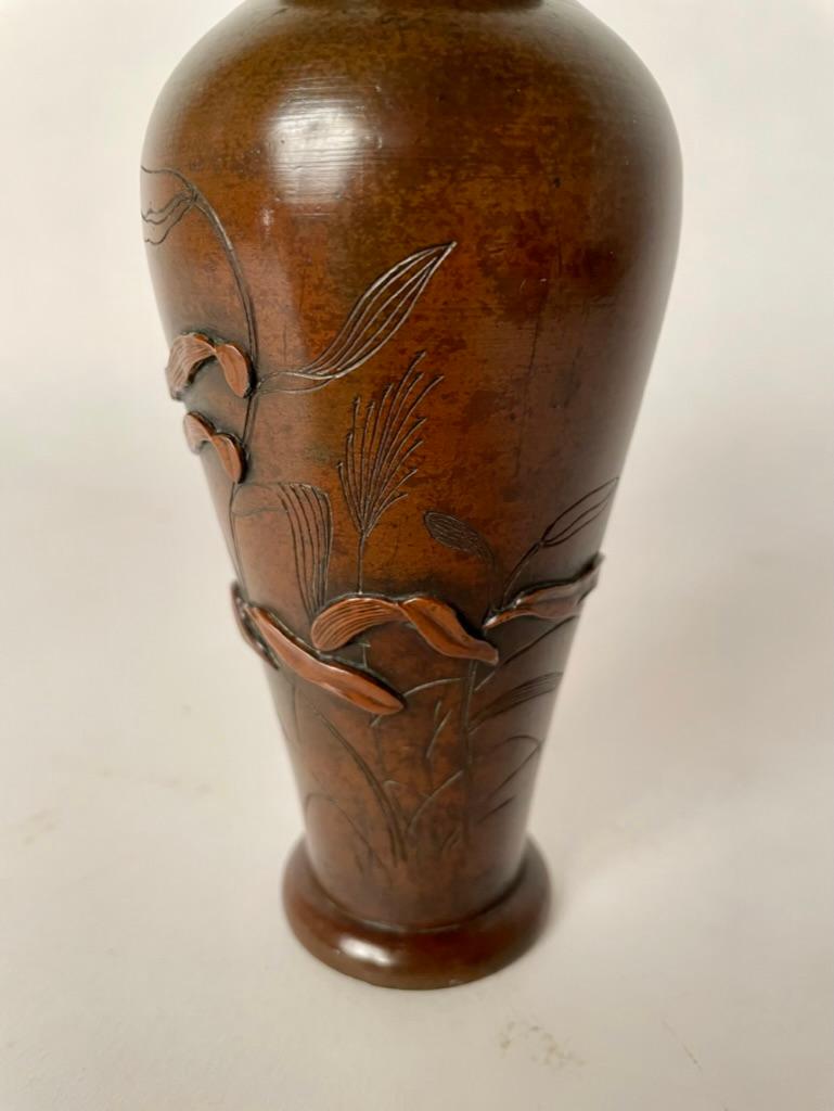 Bronze Vase japonais en bronze du 19ème siècle avec décoration dorée, période Meiji en vente