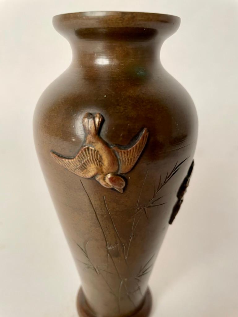 Buriné Vase japonais en bronze du 19ème siècle avec décoration dorée, période Meiji en vente