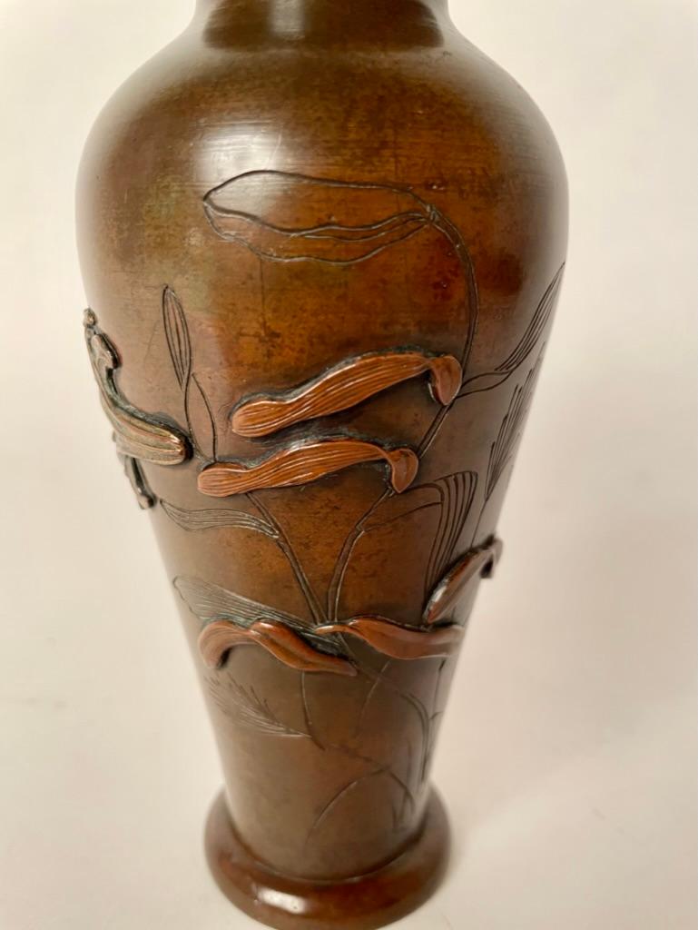 XIXe siècle Vase japonais en bronze du 19ème siècle avec décoration dorée, période Meiji en vente