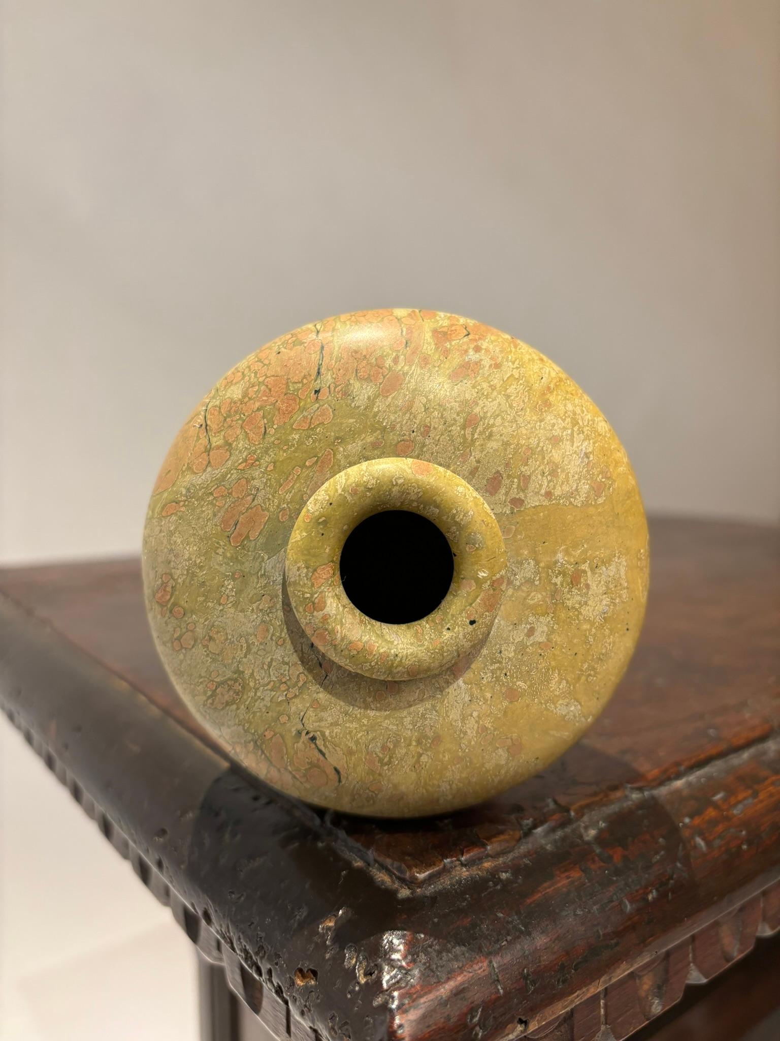 Vase à bourgeons en pierre sculptée japonaise du 19e siècle en vente 4