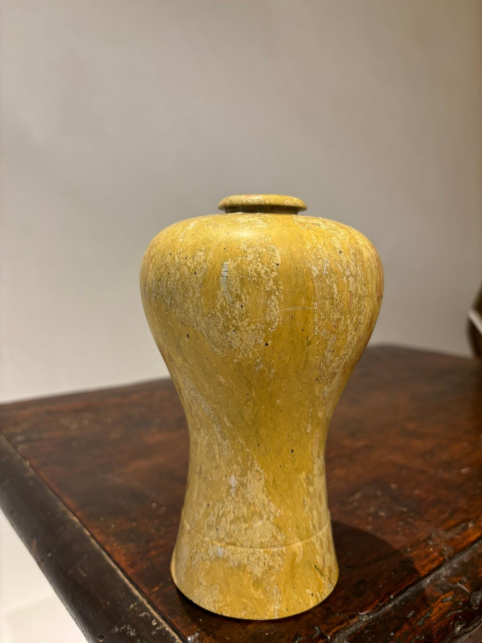 Urne ou vase à bourgeons en pierre sculptée de style Meiping, Japon, 19e siècle, période Meiji. La belle pierre jaune pâle, dont les teintes varient de la moutarde à la terre d'ombre avec quelques stries noires, est tout simplement exquise. Tout
