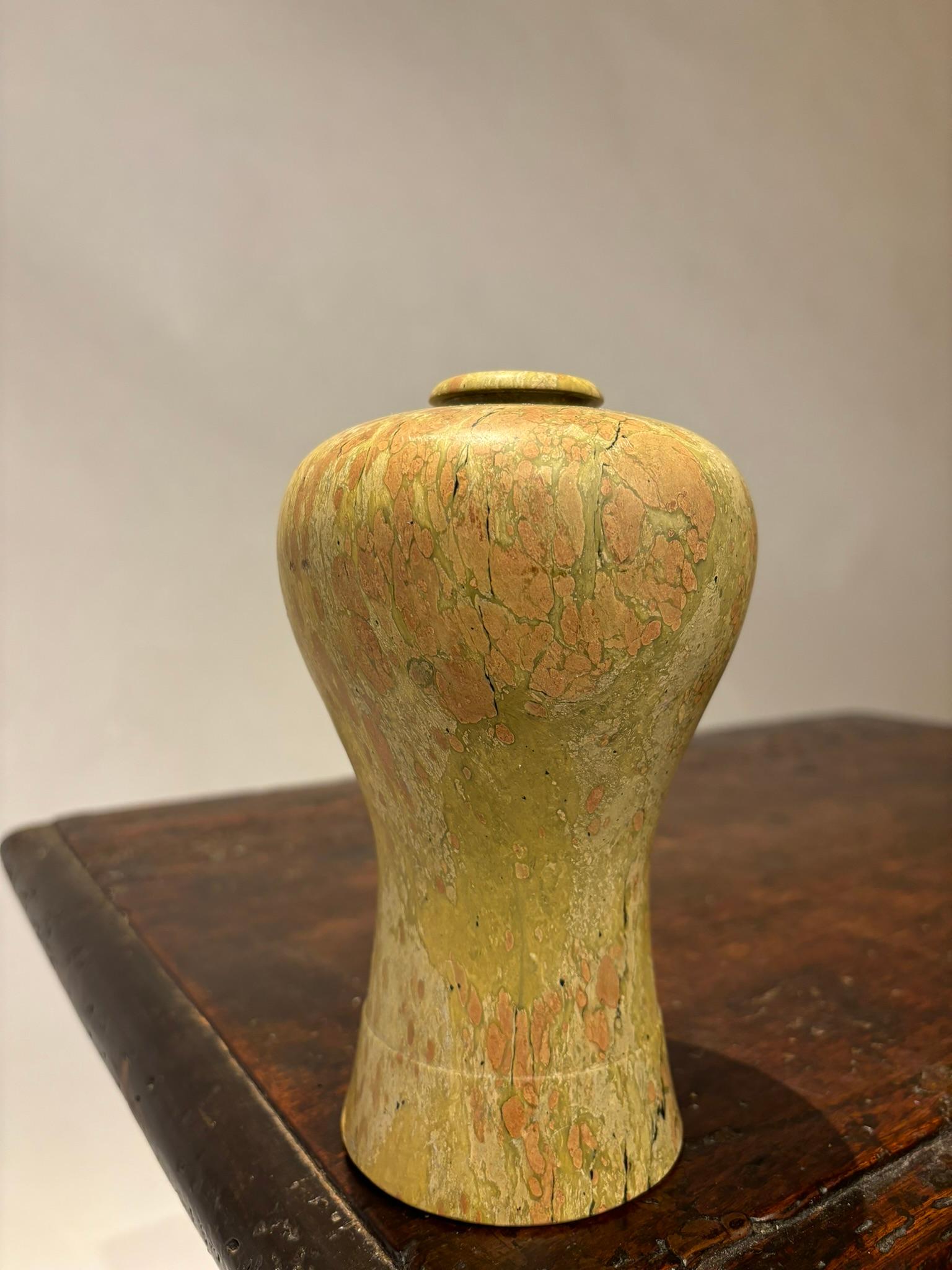 Meiji Vase à bourgeons en pierre sculptée japonaise du 19e siècle en vente
