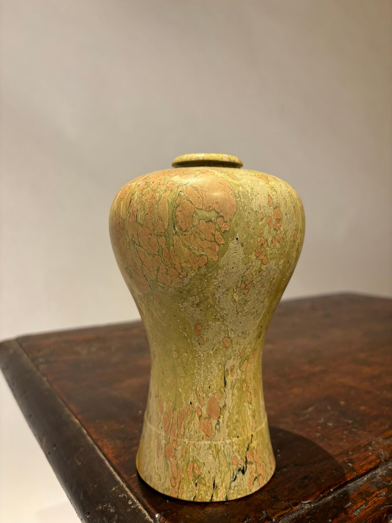 Japonais Vase à bourgeons en pierre sculptée japonaise du 19e siècle en vente