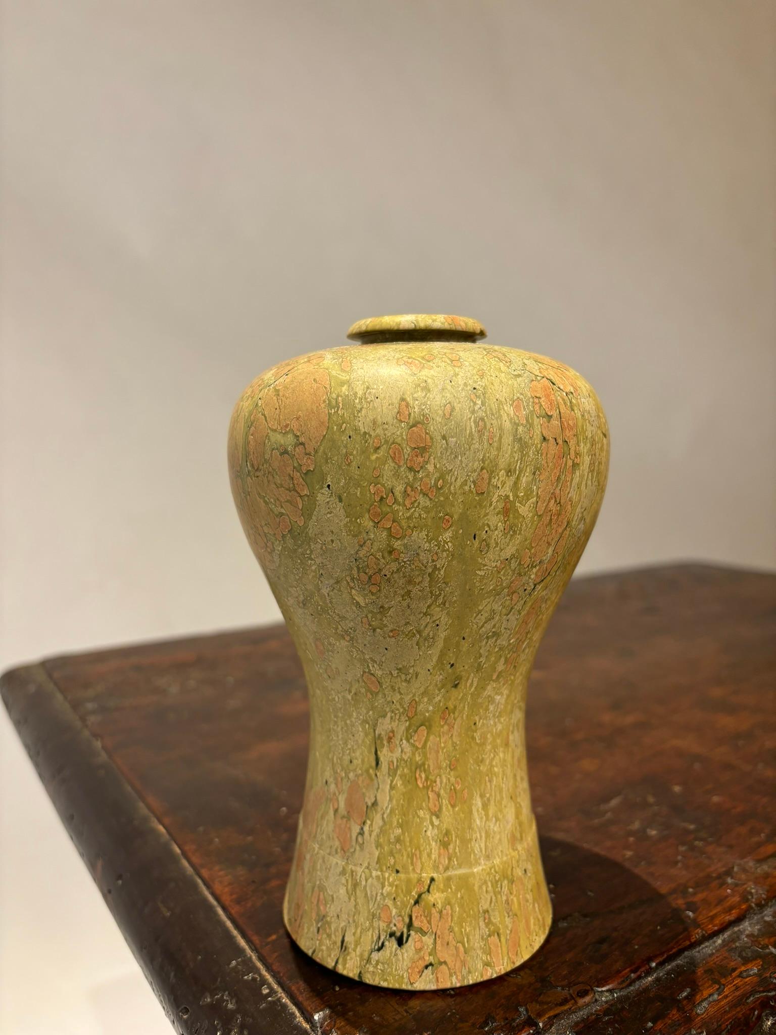 Sculpté Vase à bourgeons en pierre sculptée japonaise du 19e siècle en vente
