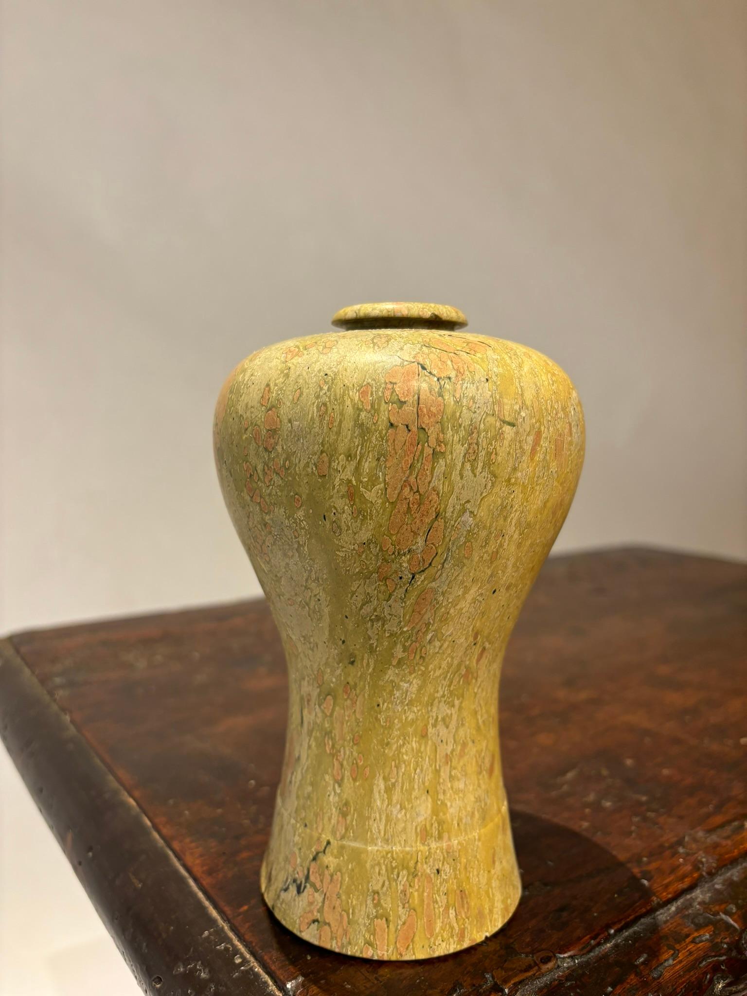 Vase à bourgeons en pierre sculptée japonaise du 19e siècle Bon état - En vente à Stamford, CT