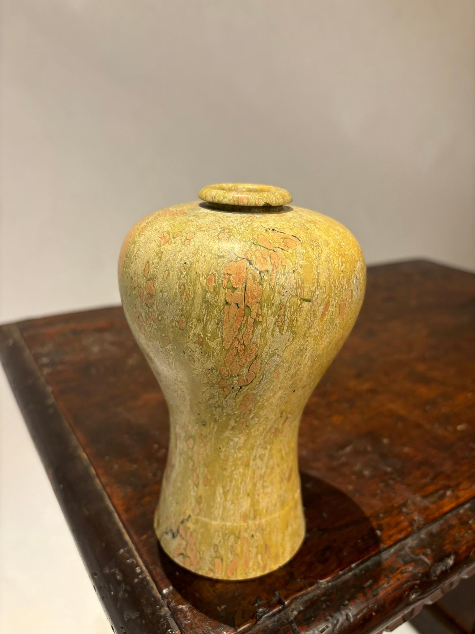 XIXe siècle Vase à bourgeons en pierre sculptée japonaise du 19e siècle en vente