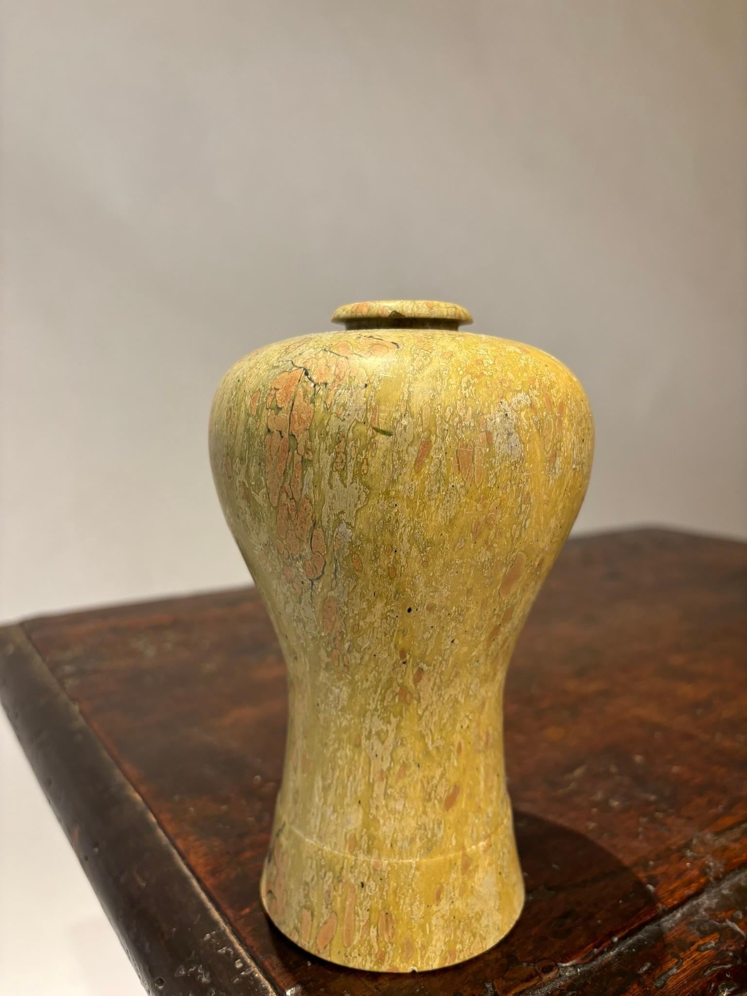 Pierre Vase à bourgeons en pierre sculptée japonaise du 19e siècle en vente