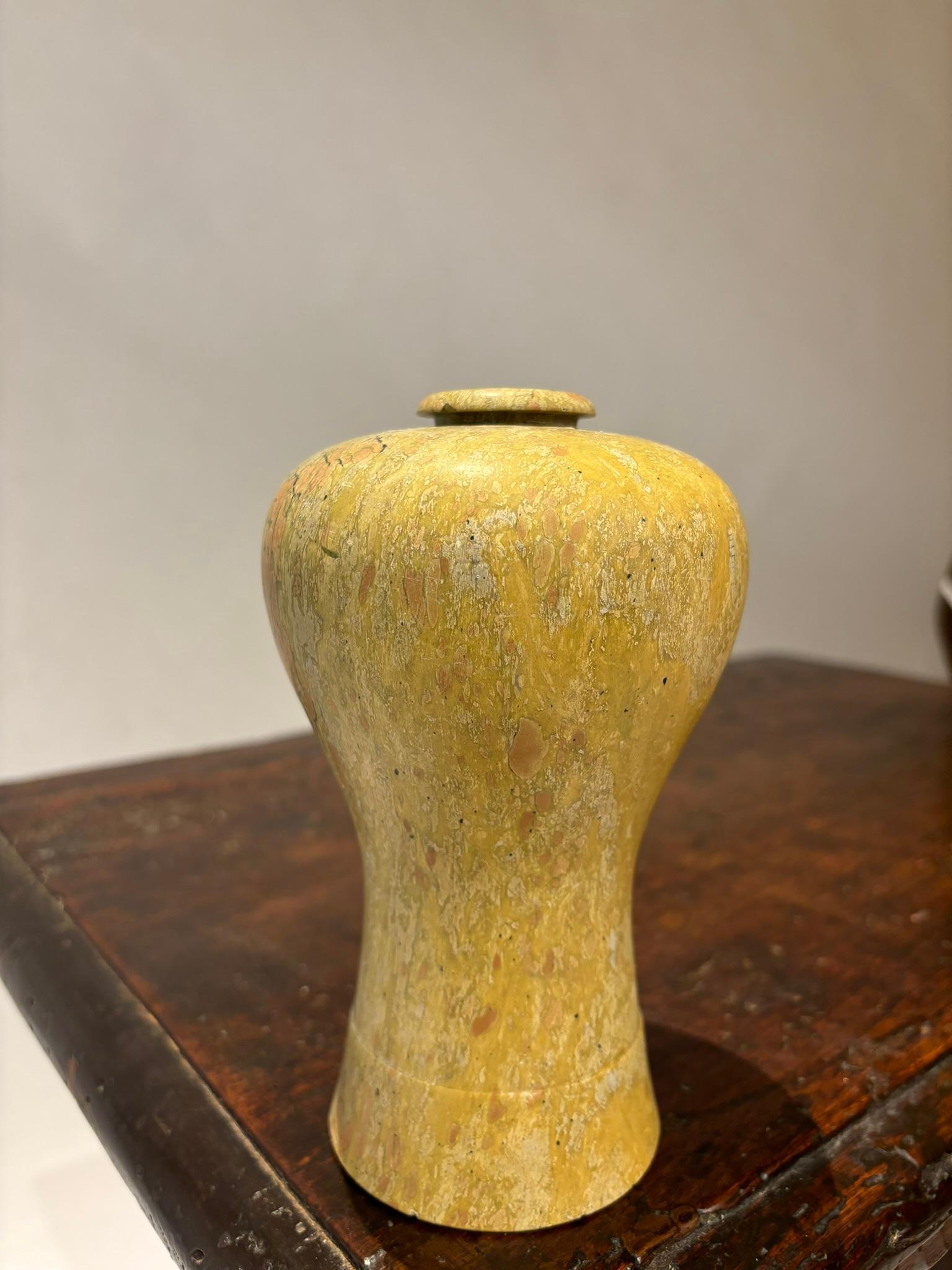 Vase à bourgeons en pierre sculptée japonaise du 19e siècle en vente 1