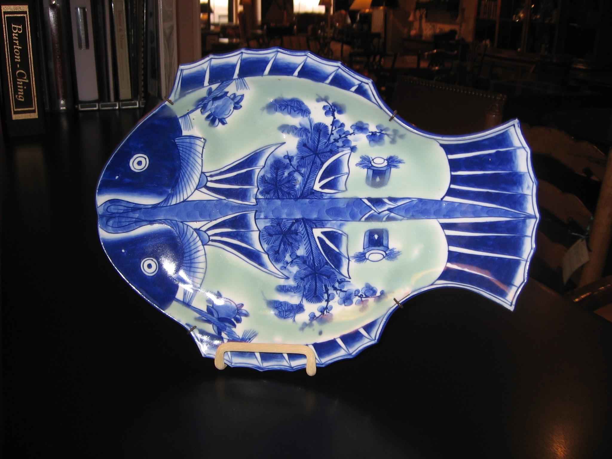 XIXe siècle Plateau de service japonais du 19ème siècle en forme de poisson bleu et céladon en vente