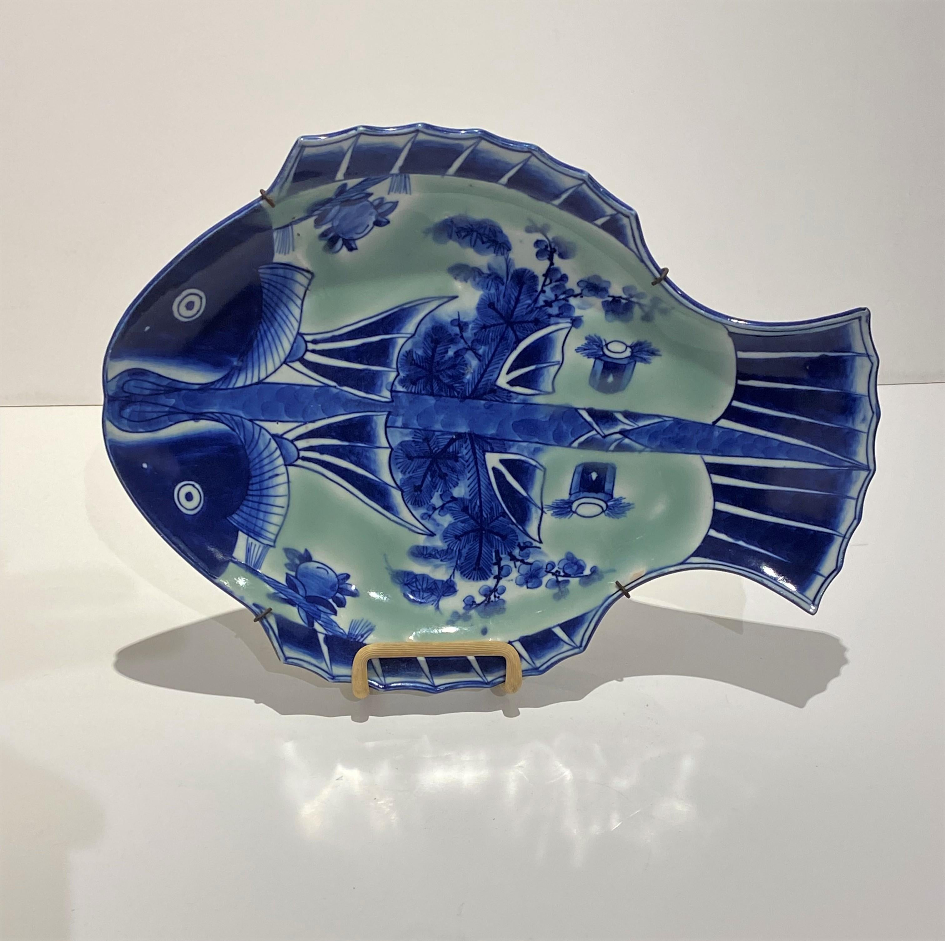 Plateau de service japonais du 19ème siècle en forme de poisson bleu et céladon en vente 1