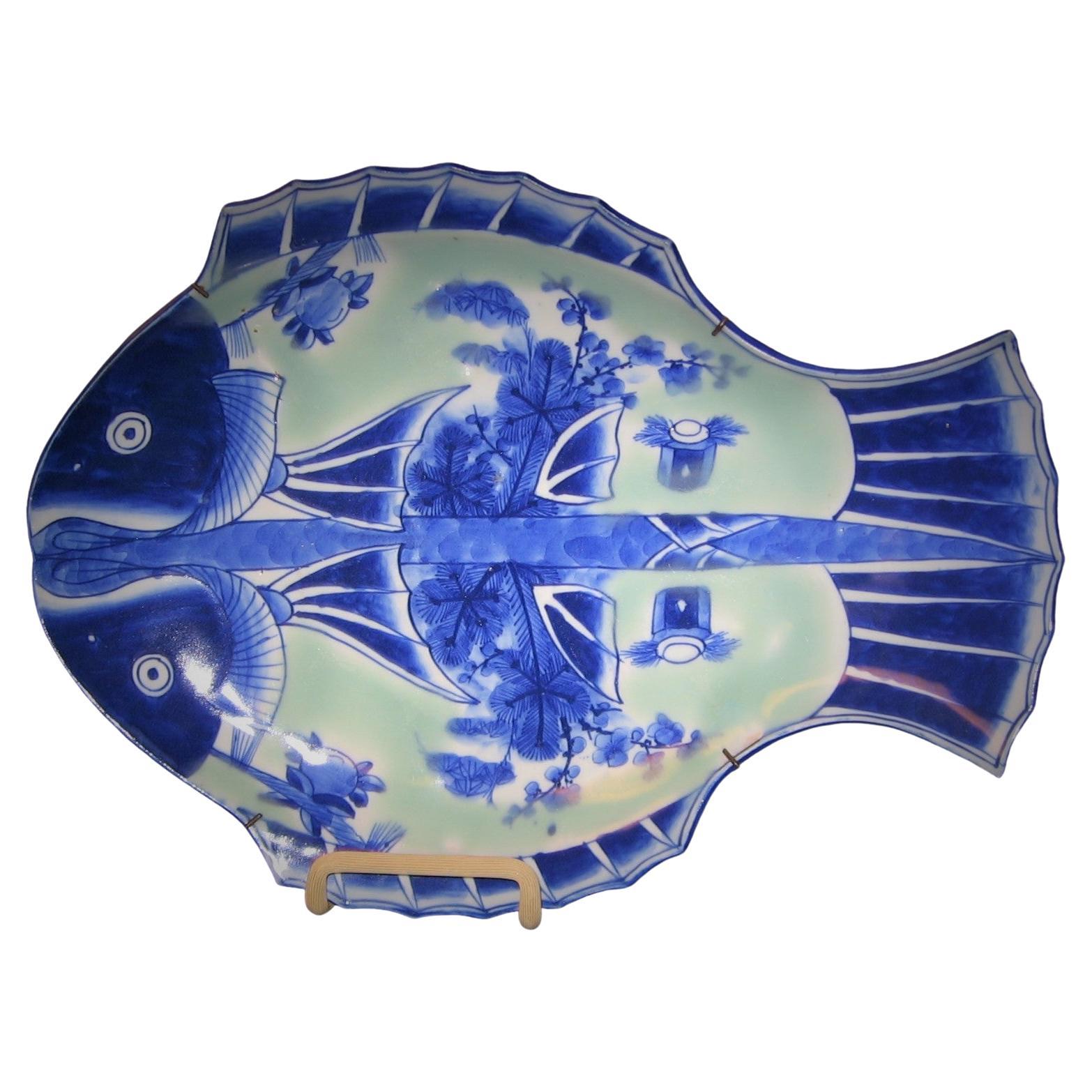 Plateau de service japonais du 19ème siècle en forme de poisson bleu et céladon en vente