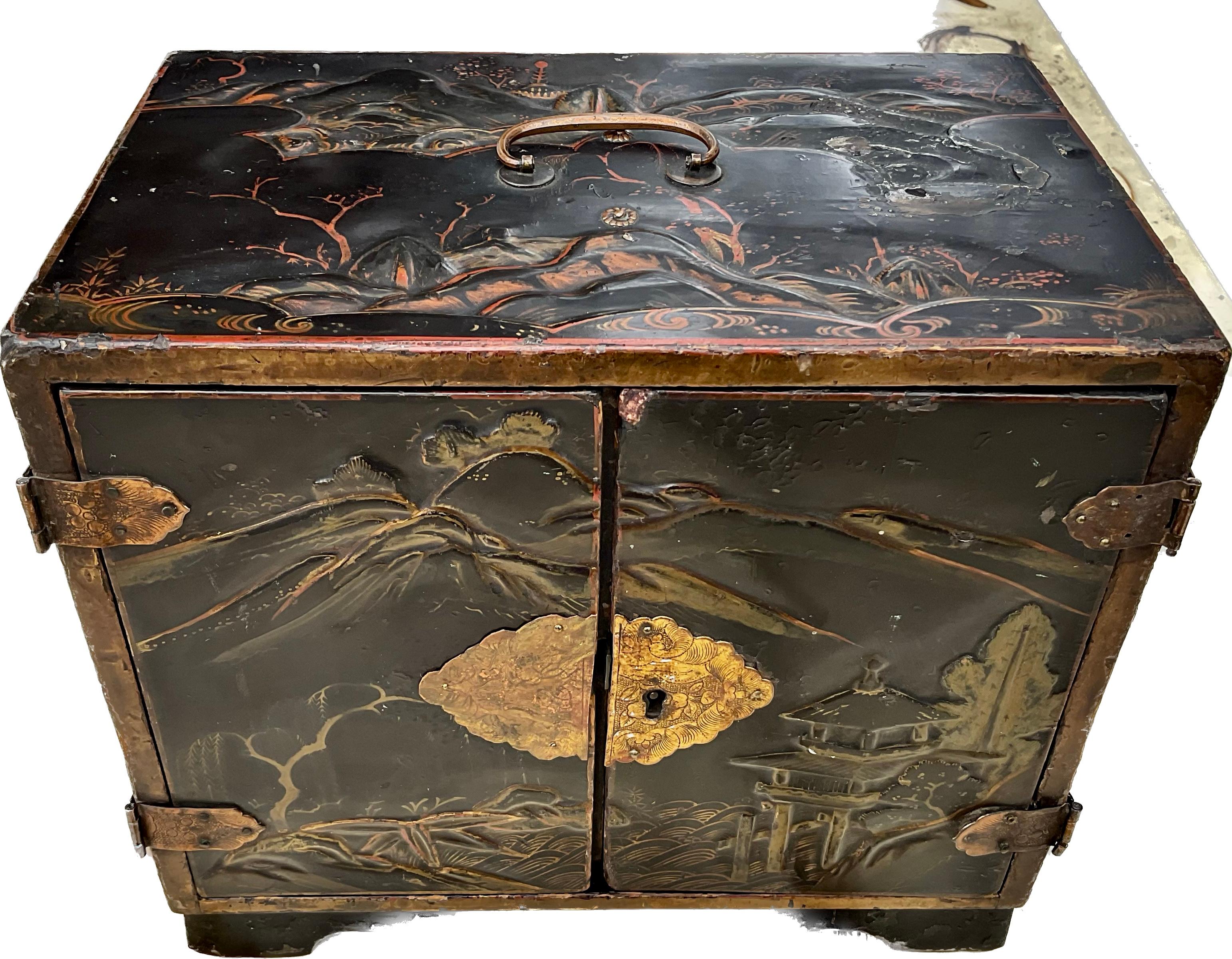 19th Century Japanese Chinoiserie Lacquer Chest For Sale 5