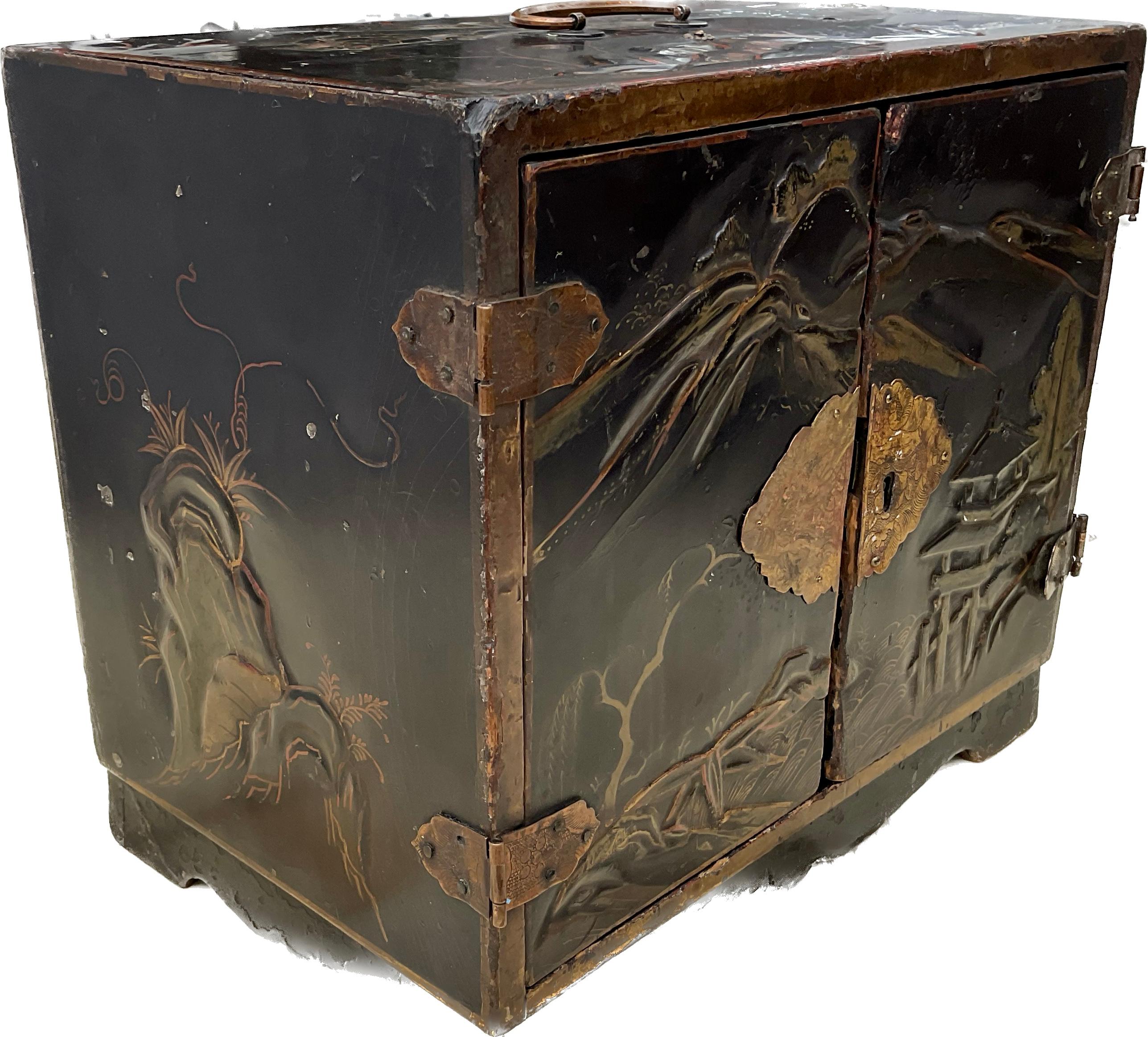 19th Century Japanese Chinoiserie Lacquer Chest For Sale 6