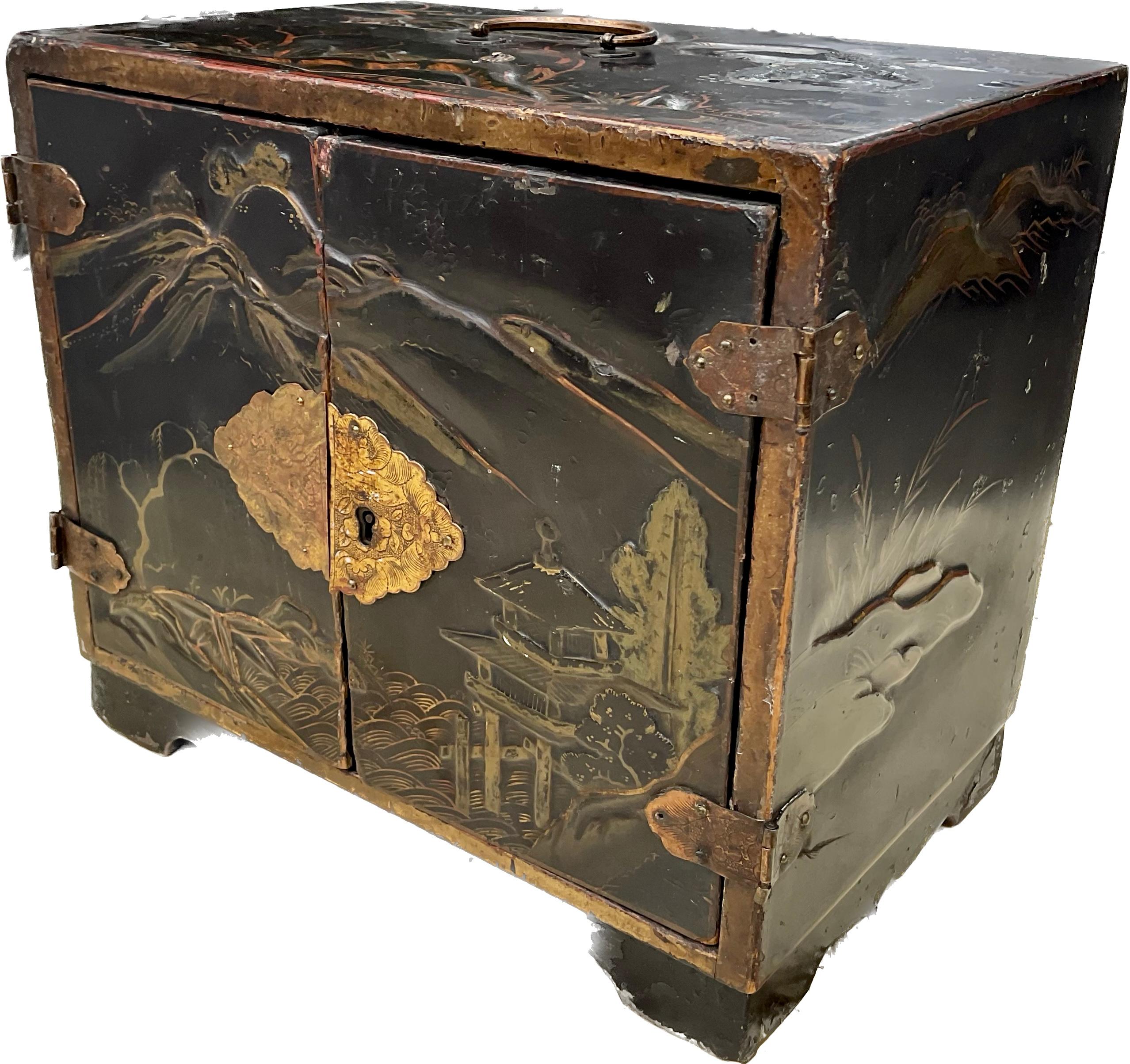 19th Century Japanese Chinoiserie Lacquer Chest For Sale 7