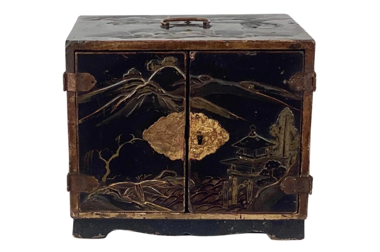 Anglo-Japanese 19th Century Japanese Chinoiserie Lacquer Chest For Sale